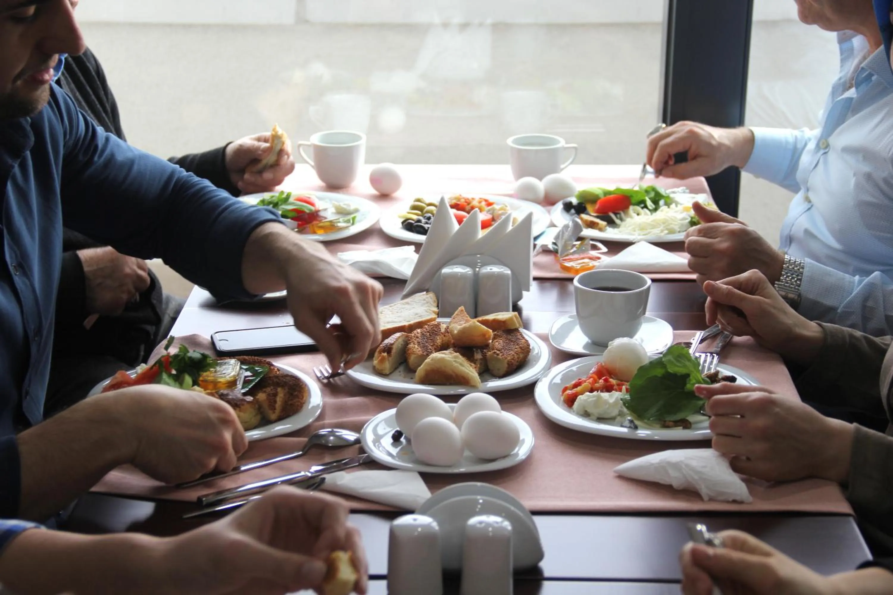 Restaurant/places to eat in Novelty Hotel