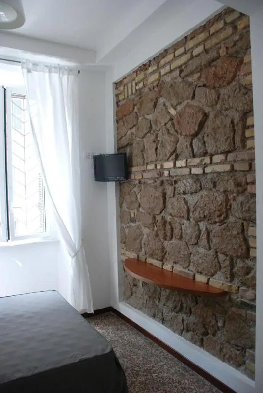 Decorative detail in Maison Colosseo (Via dei Querceti 24)