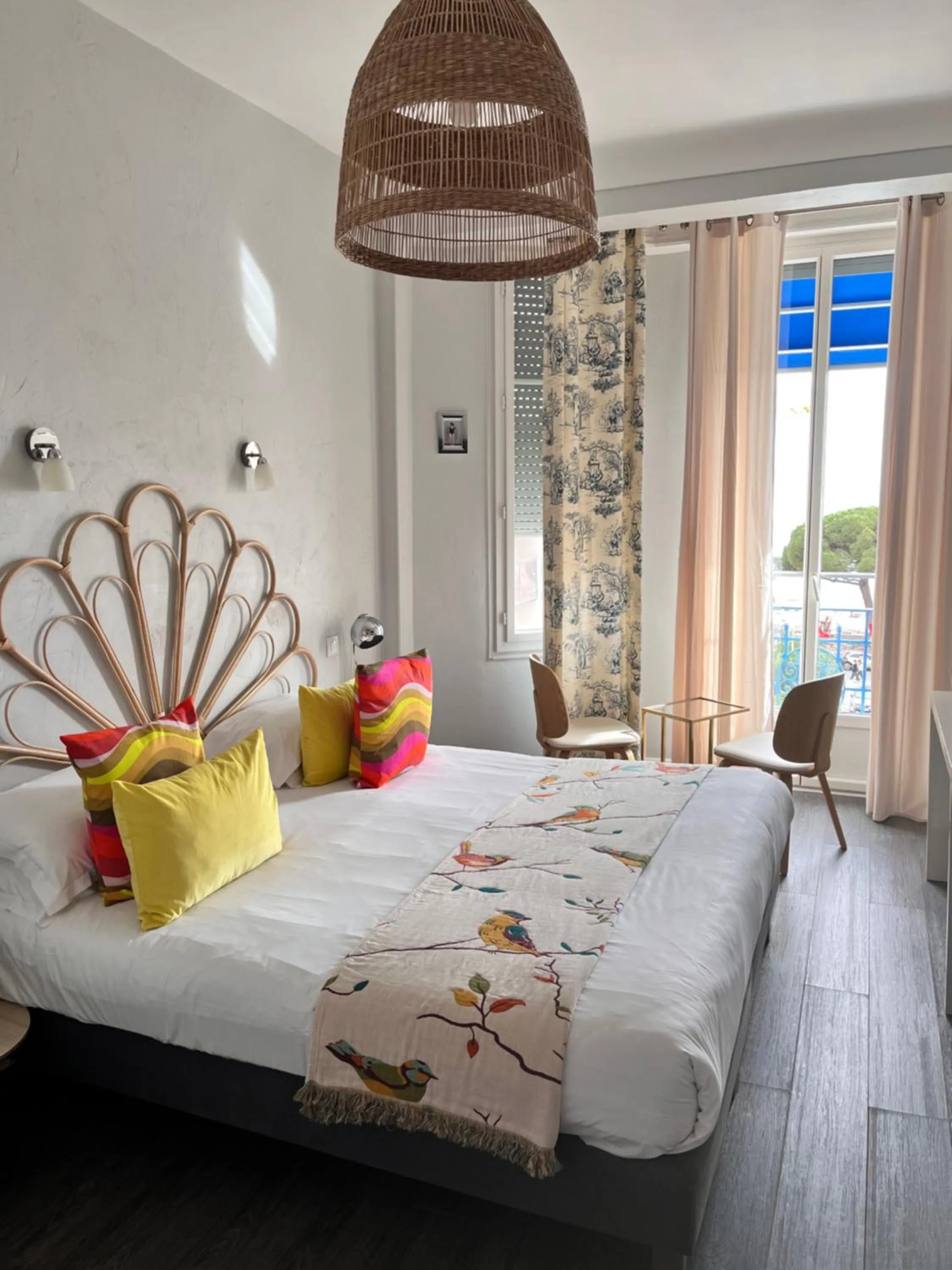 Bedroom, Bed in Hôtel Eden - La Baigneuse