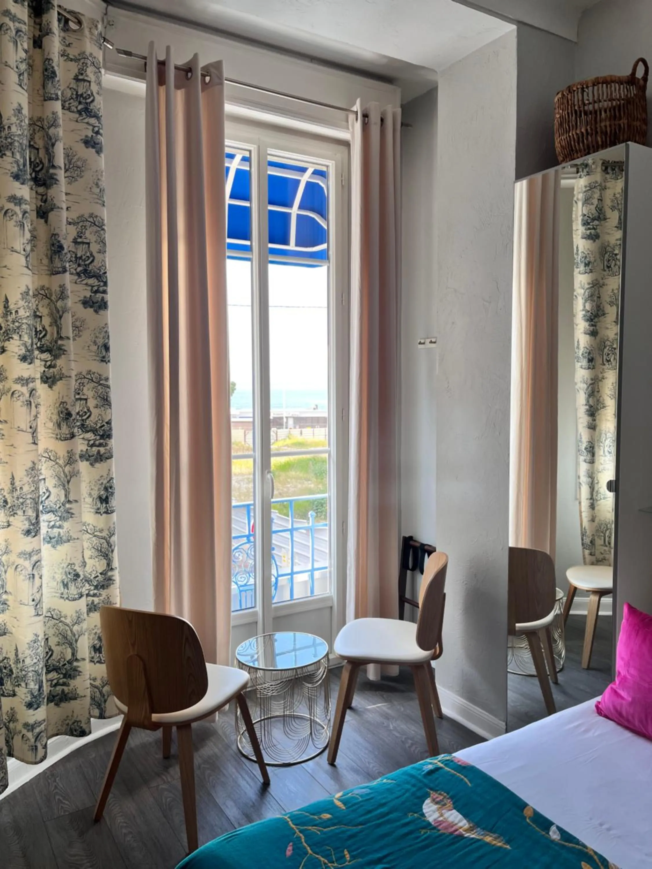 Bedroom, Bed in Hôtel Eden - La Baigneuse