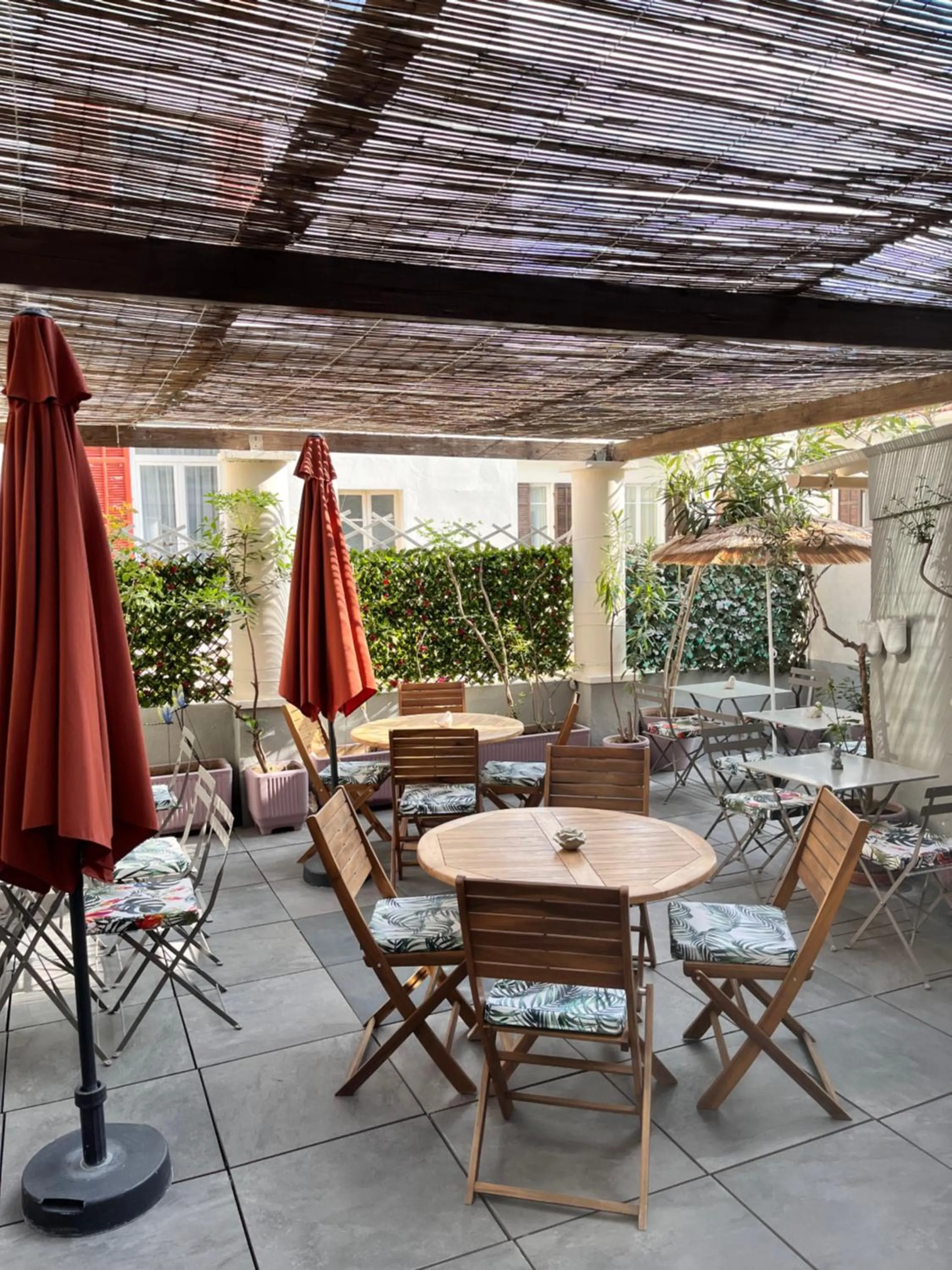 Patio in Hôtel Eden - La Baigneuse