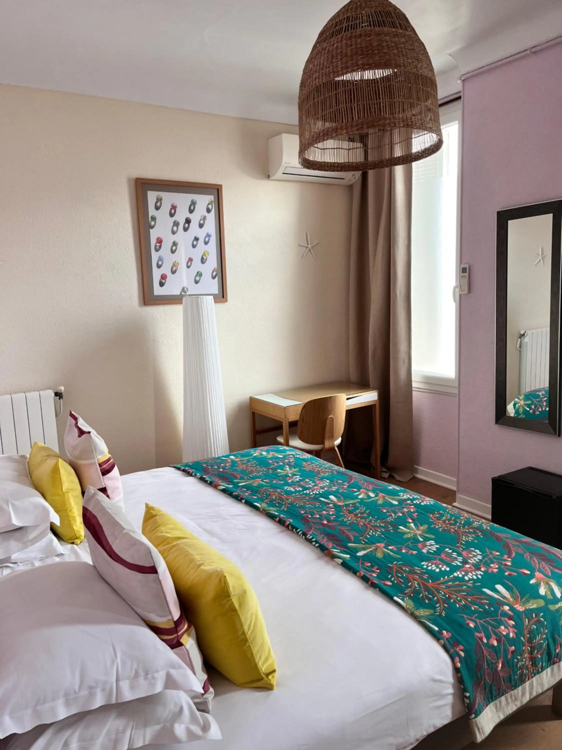 Bedroom, Bed in Hôtel Eden - La Baigneuse