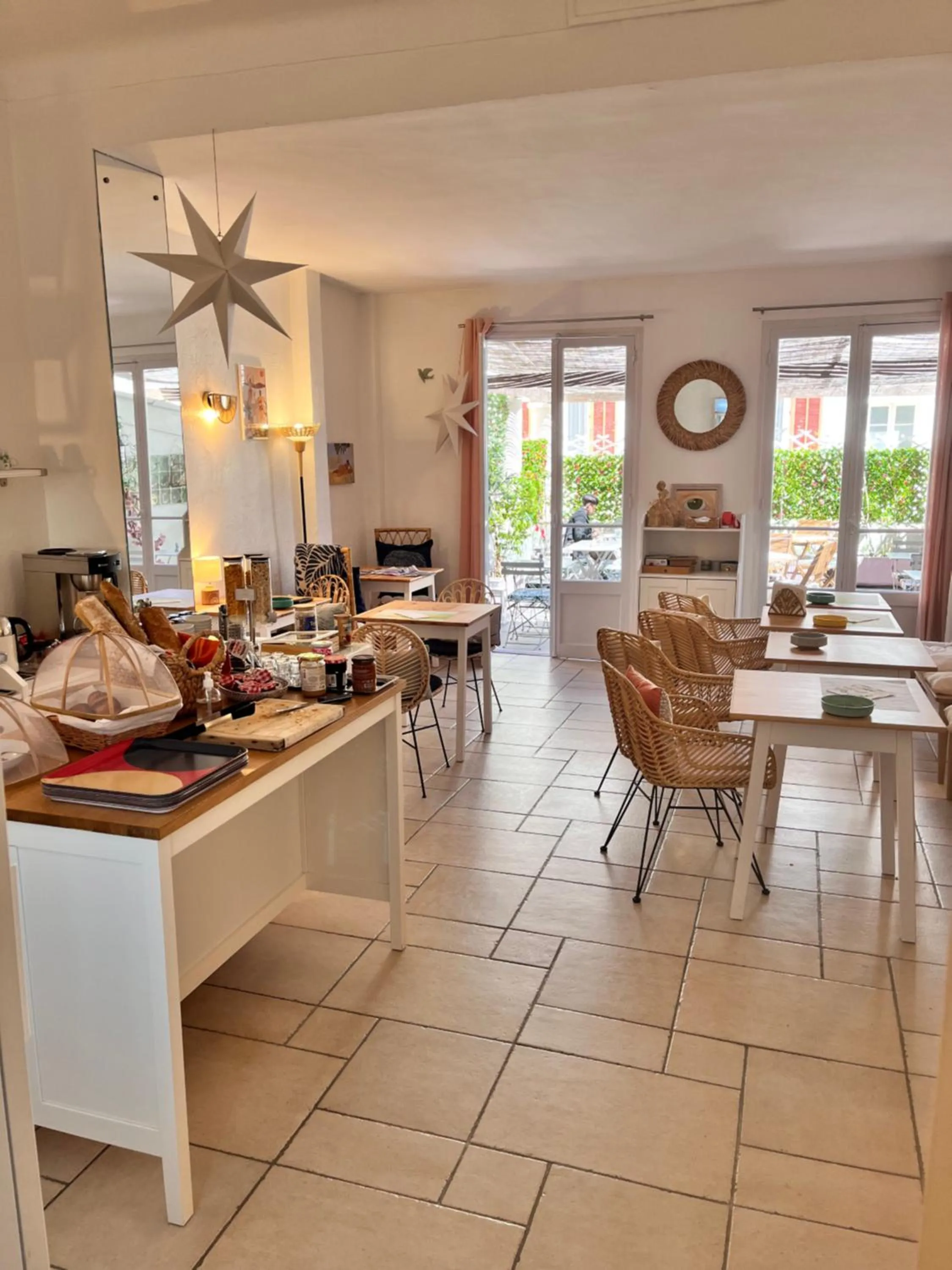 Breakfast in Hôtel Eden - La Baigneuse