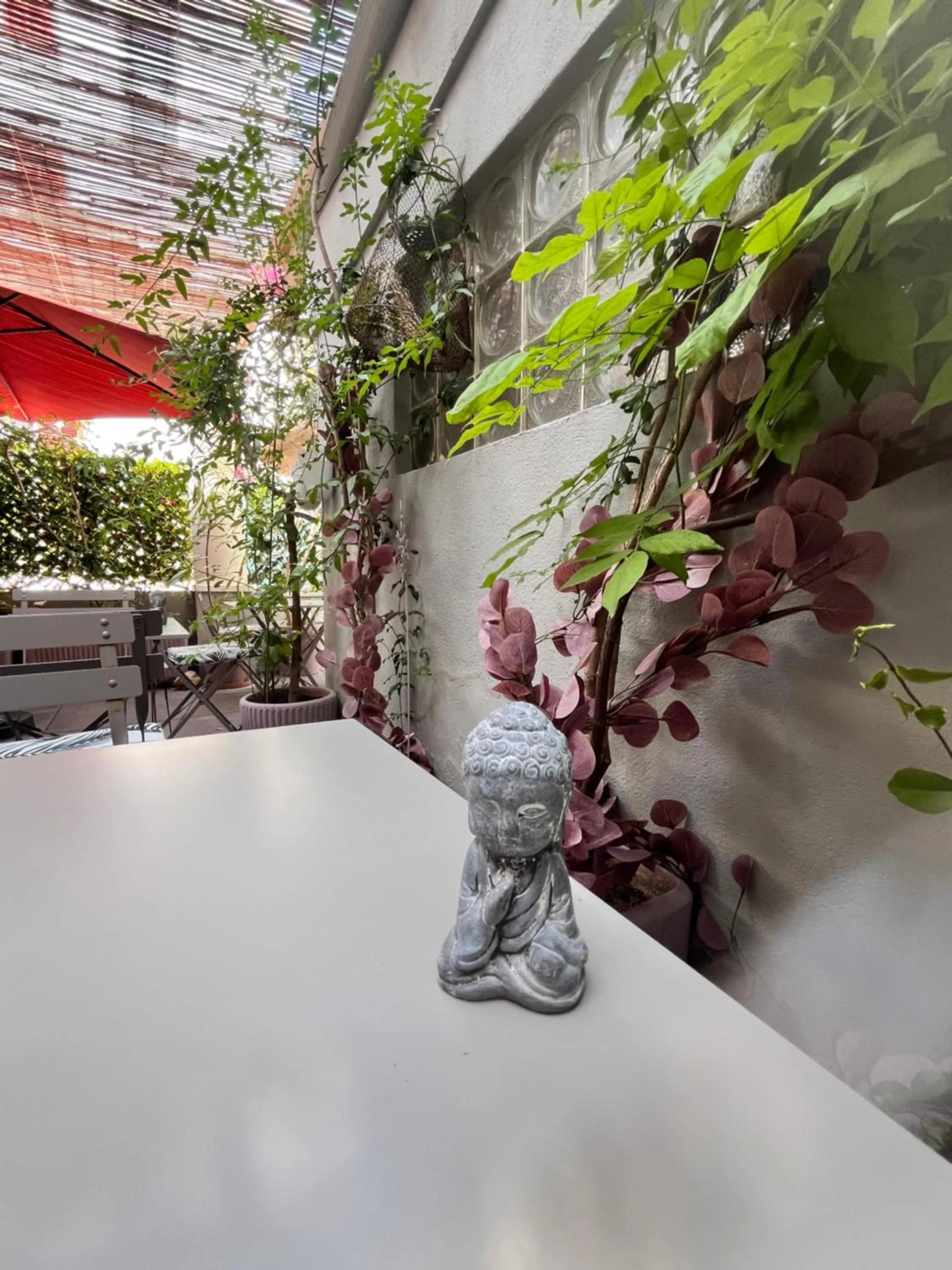 Patio in Hôtel Eden - La Baigneuse