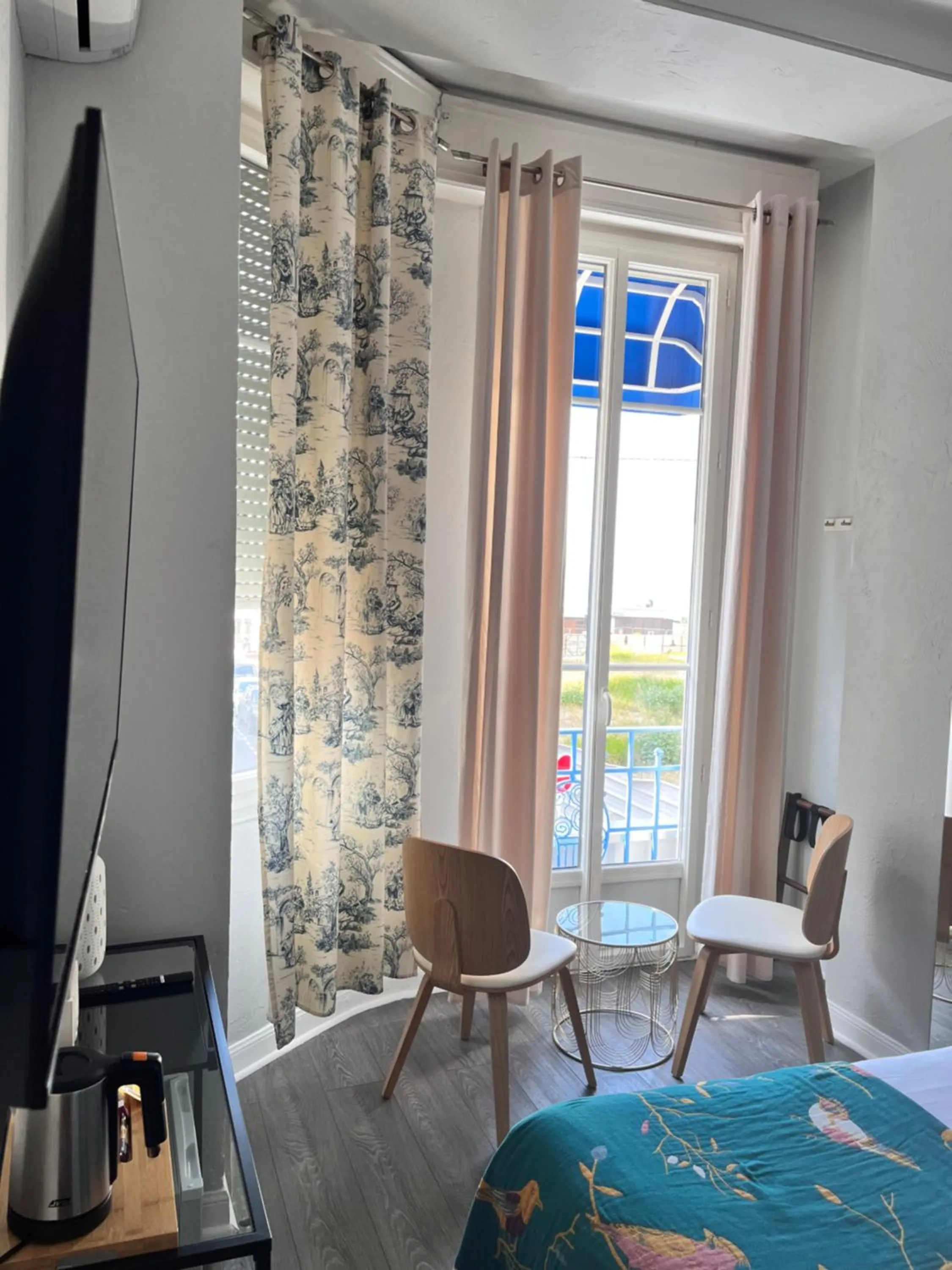 Bedroom, Bed in Hôtel Eden - La Baigneuse