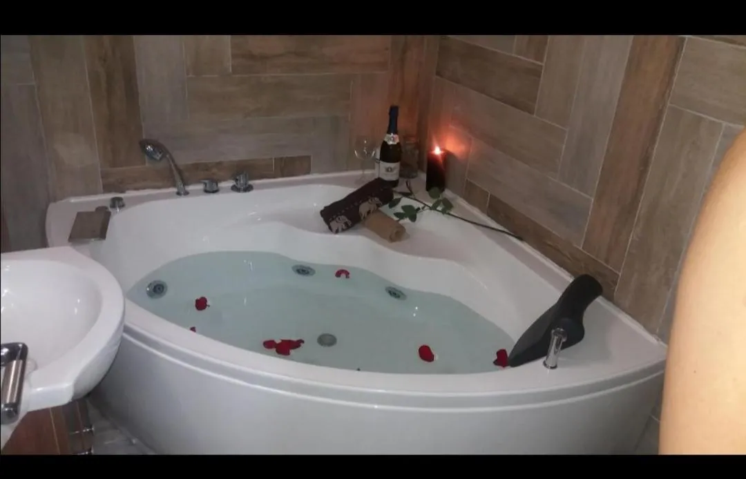 Hot Tub in Marina Jacuzzi Apartment free parking