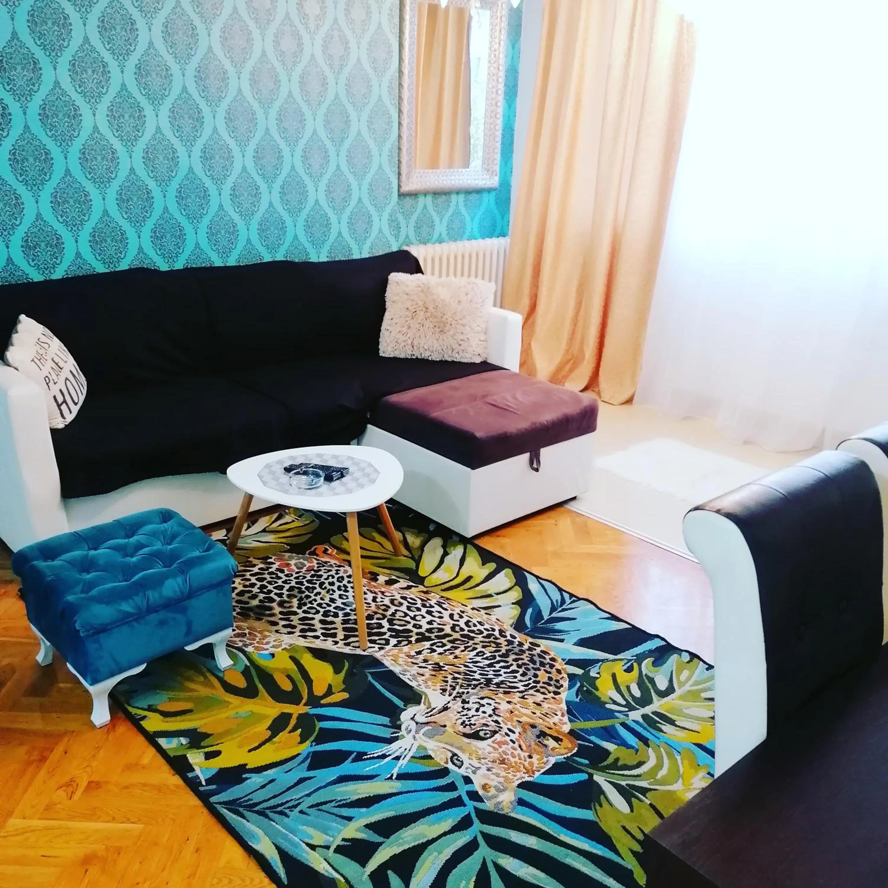 Living room in Marina Jacuzzi Apartment free parking