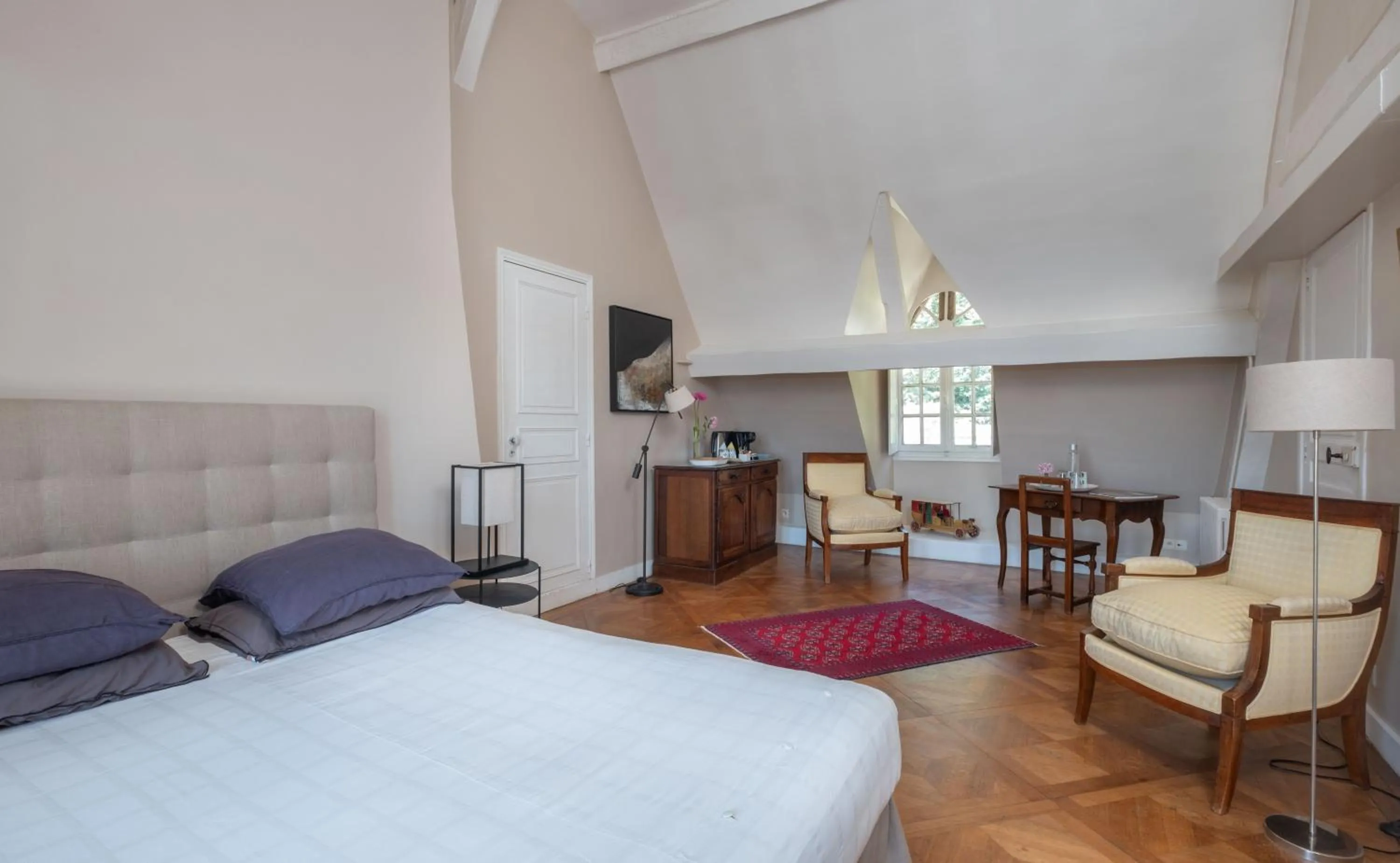 Photo of the whole room, Bed in Château de Nazelles Amboise