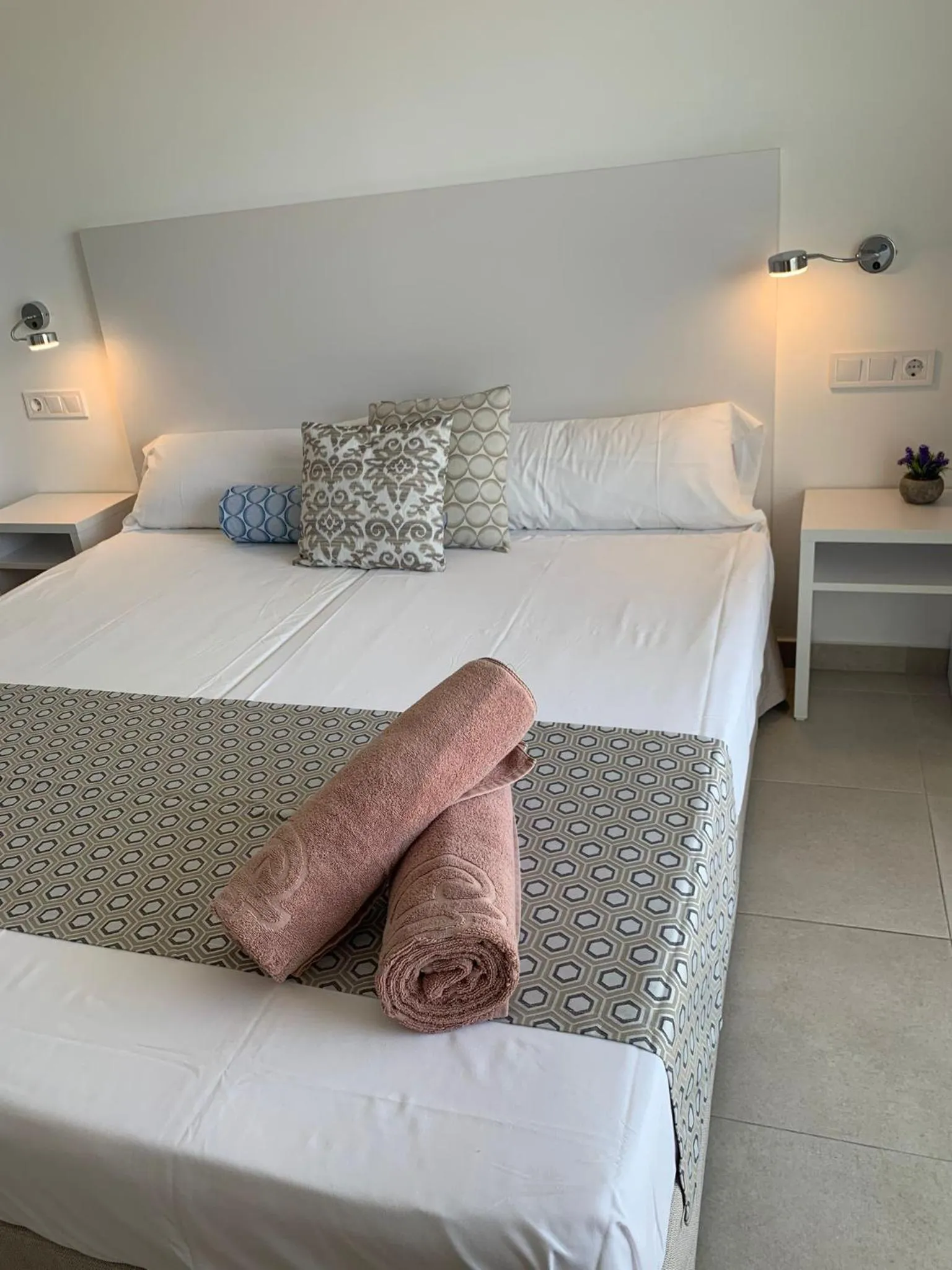 Photo of the whole room, Bed in Hotel Chevy & Suites