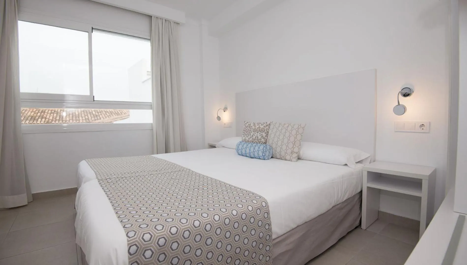 Bed in Hotel Chevy & Suites