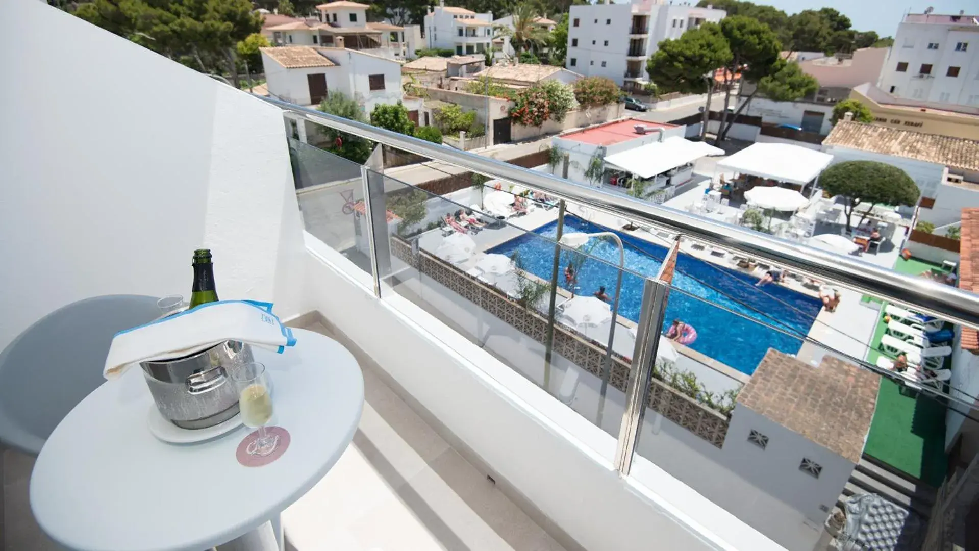 Triple Room with Balcony in Hotel Chevy & Suites Triple Room with Balcony in Hotel Chevy & Suites