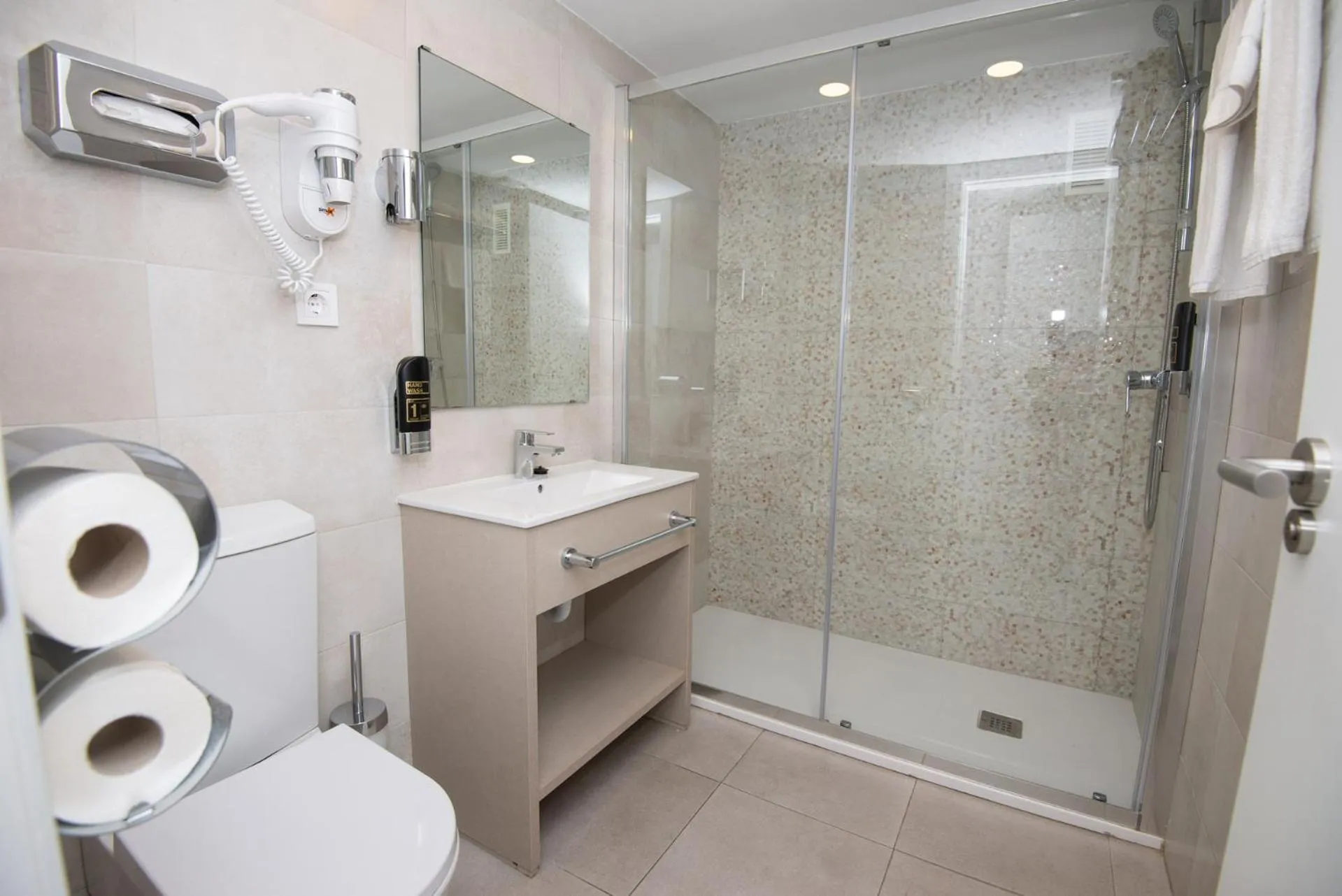 Shower in Hotel Chevy & Suites