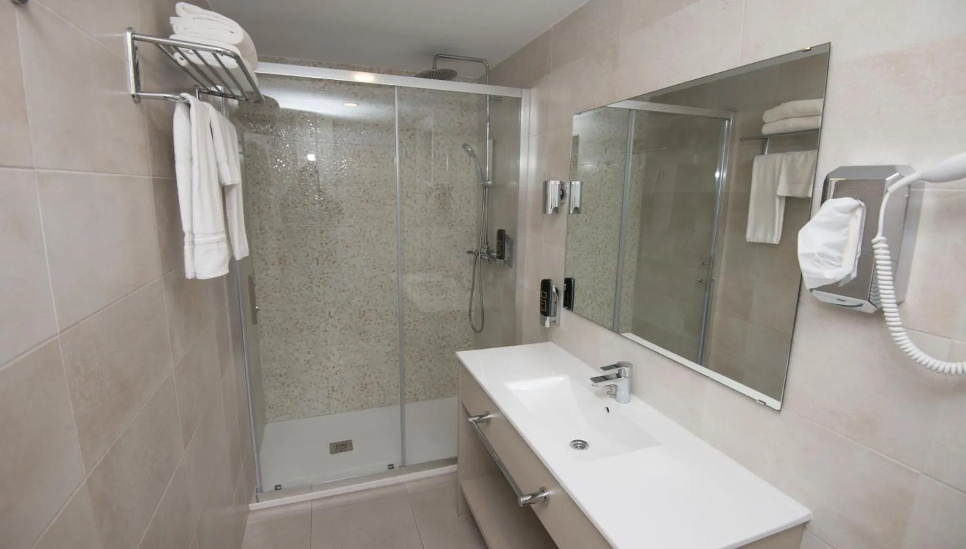 Bathroom in Hotel Chevy & Suites