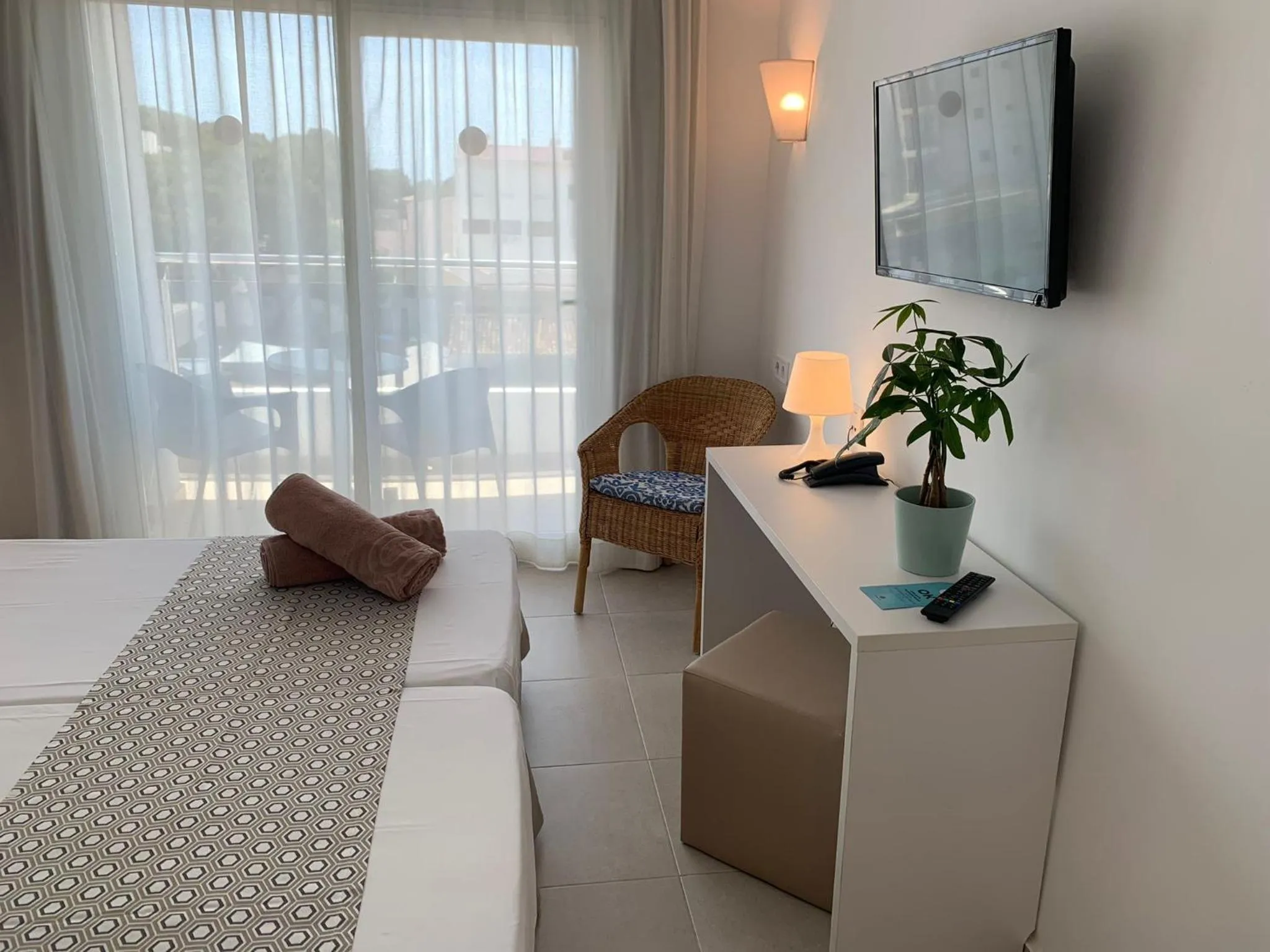 Balcony/Terrace, Bed in Hotel Chevy & Suites