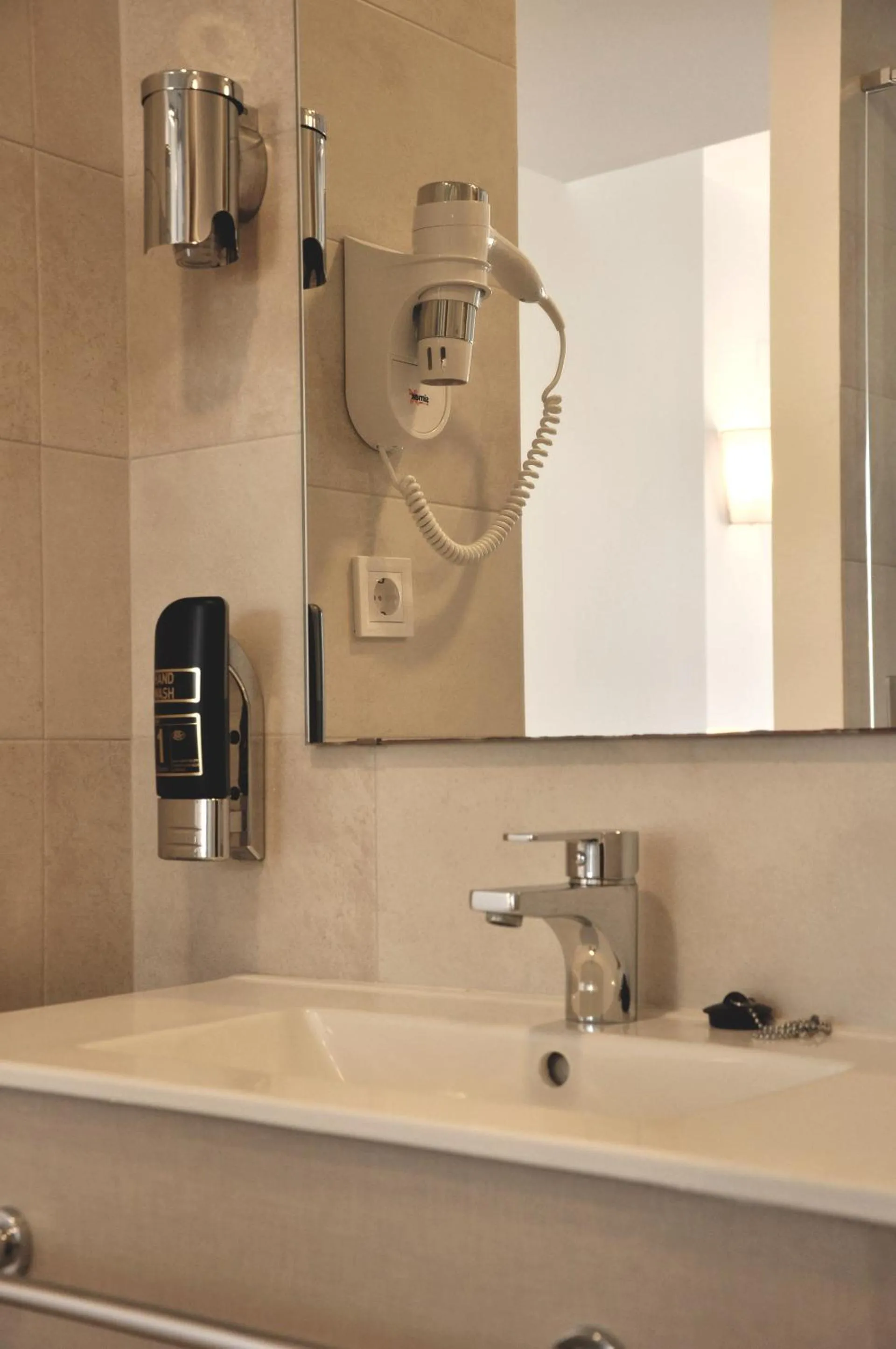 Bathroom in Hotel Chevy & Suites