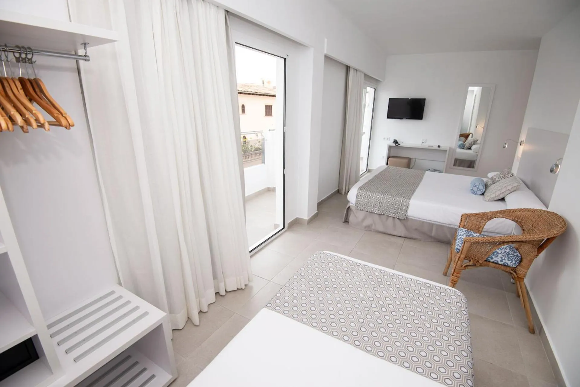 Bedroom, Bed in Hotel Chevy & Suites