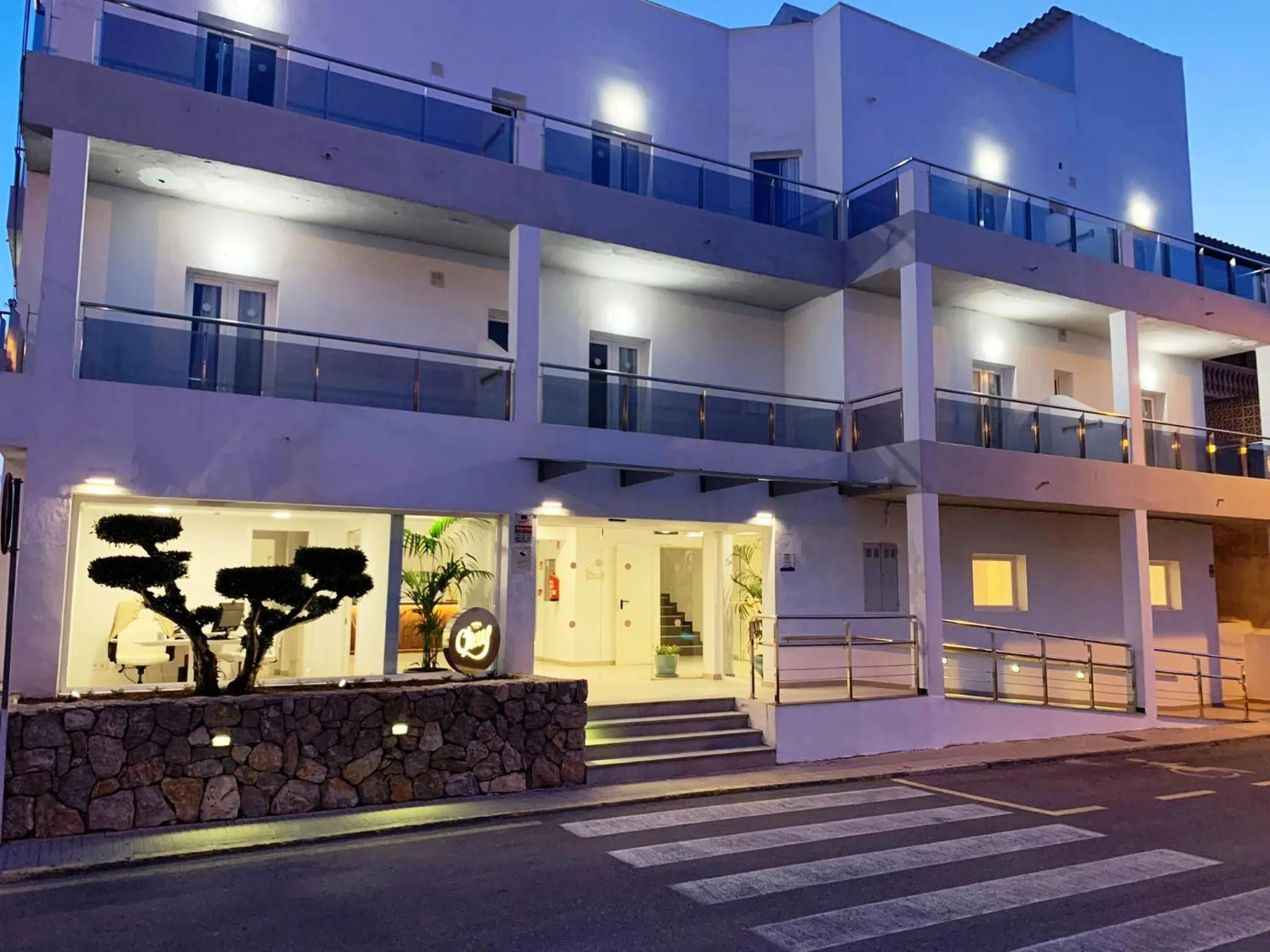 Facade/entrance in Hotel Chevy & Suites