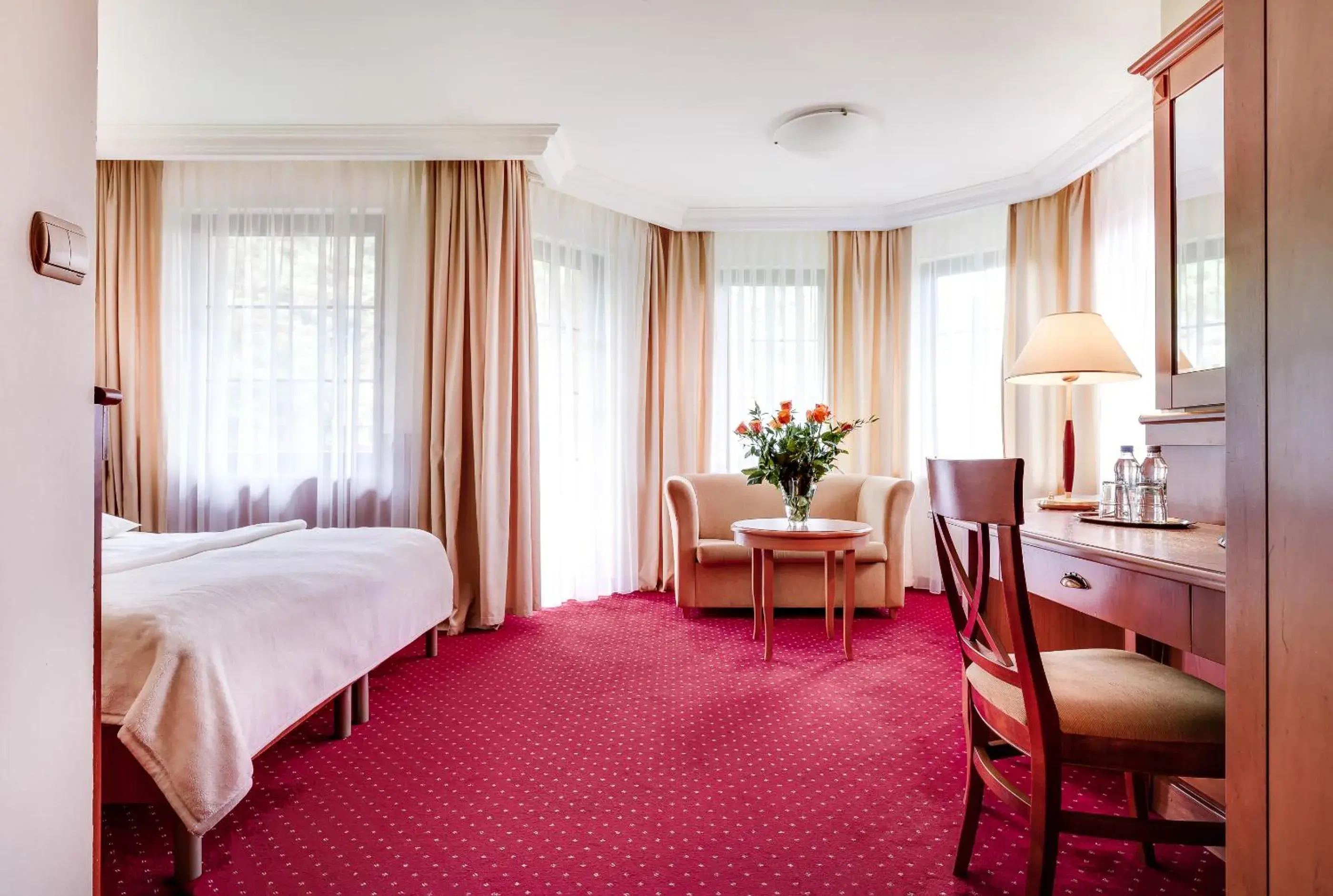 Triple Room with Balcony in Hotel Konradówka Wellness & SPA - 300 metrów do centrum Triple Room with Balcony in Hotel Konradówka Wellness & SPA - 300 metrów do centrum