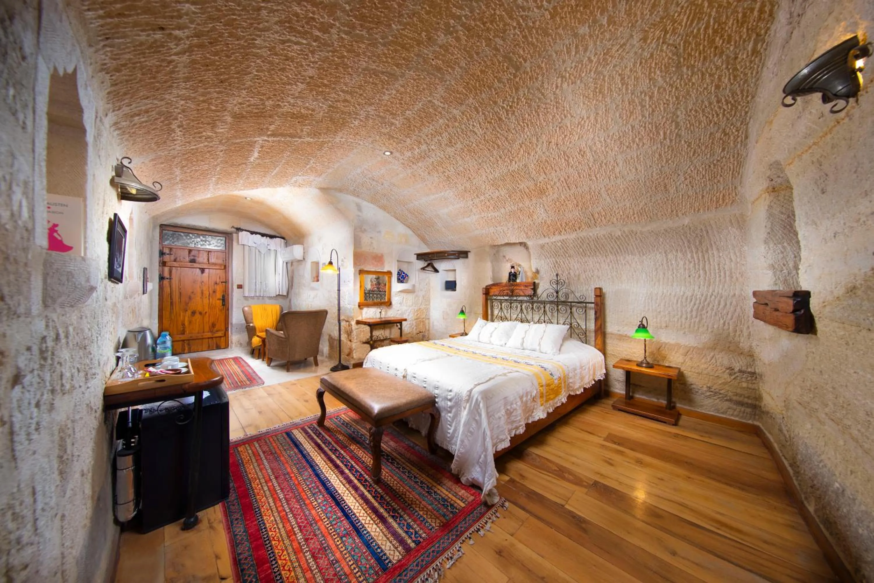 Photo of the whole room, Bed in Terra Cave