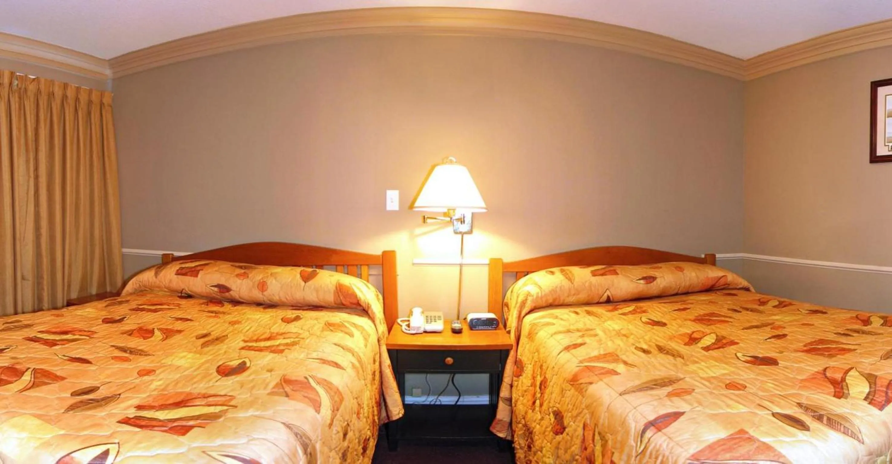 Bedroom, Bed in Travelodge by Wyndham Merritt