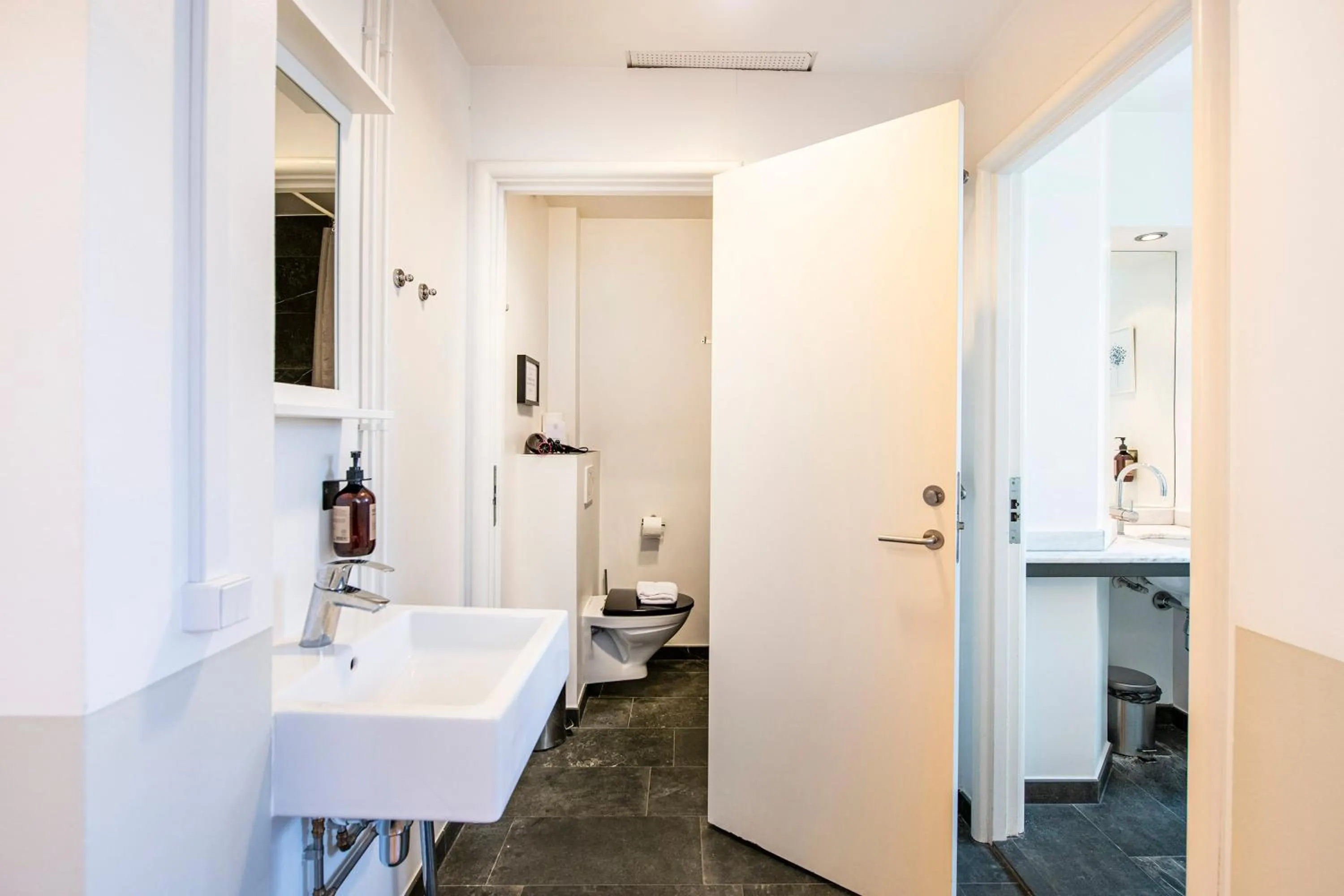 Bathroom in Kings Garden 1 by Daniel&jacob's