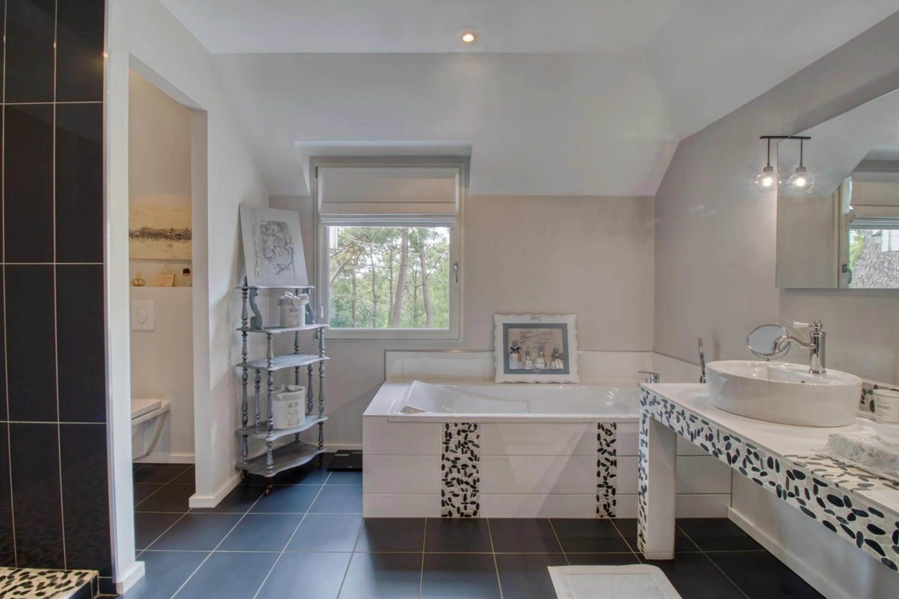 Bathroom, Bed in Villa Vent-Couvert
