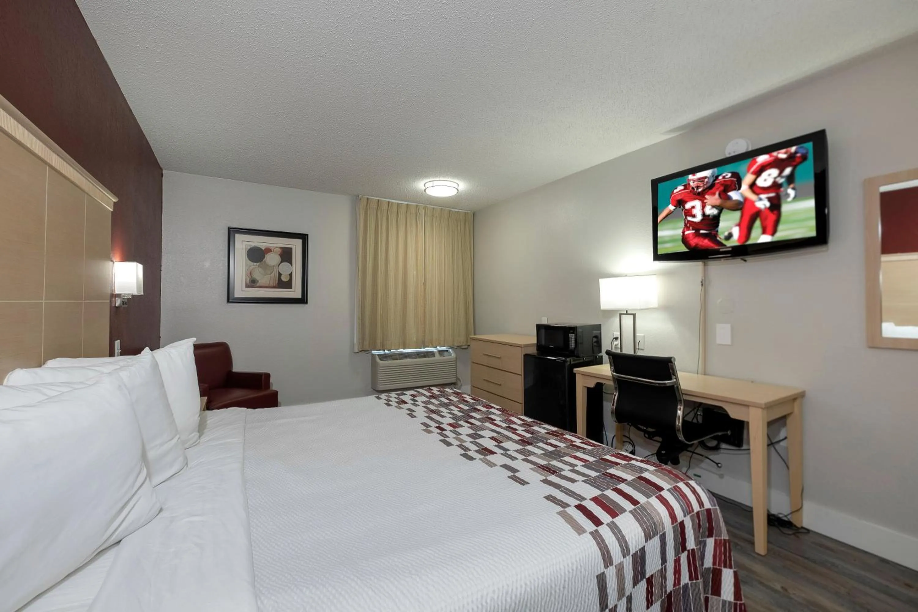 Photo of the whole room, Bed in Red Roof Inn Raleigh North-Crabtree Mall-Lenovo Center