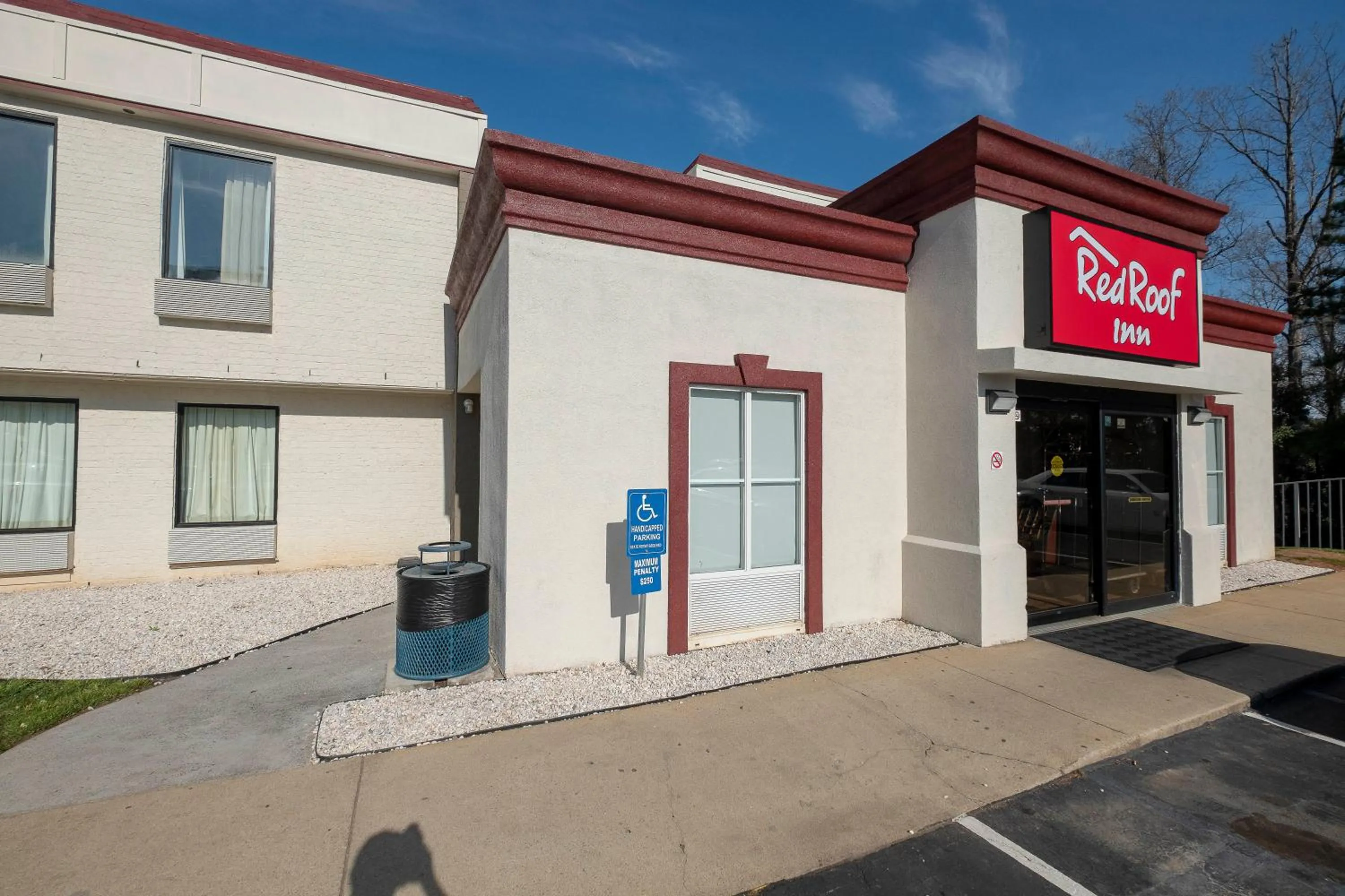 Property building in Red Roof Inn Raleigh North-Crabtree Mall-Lenovo Center