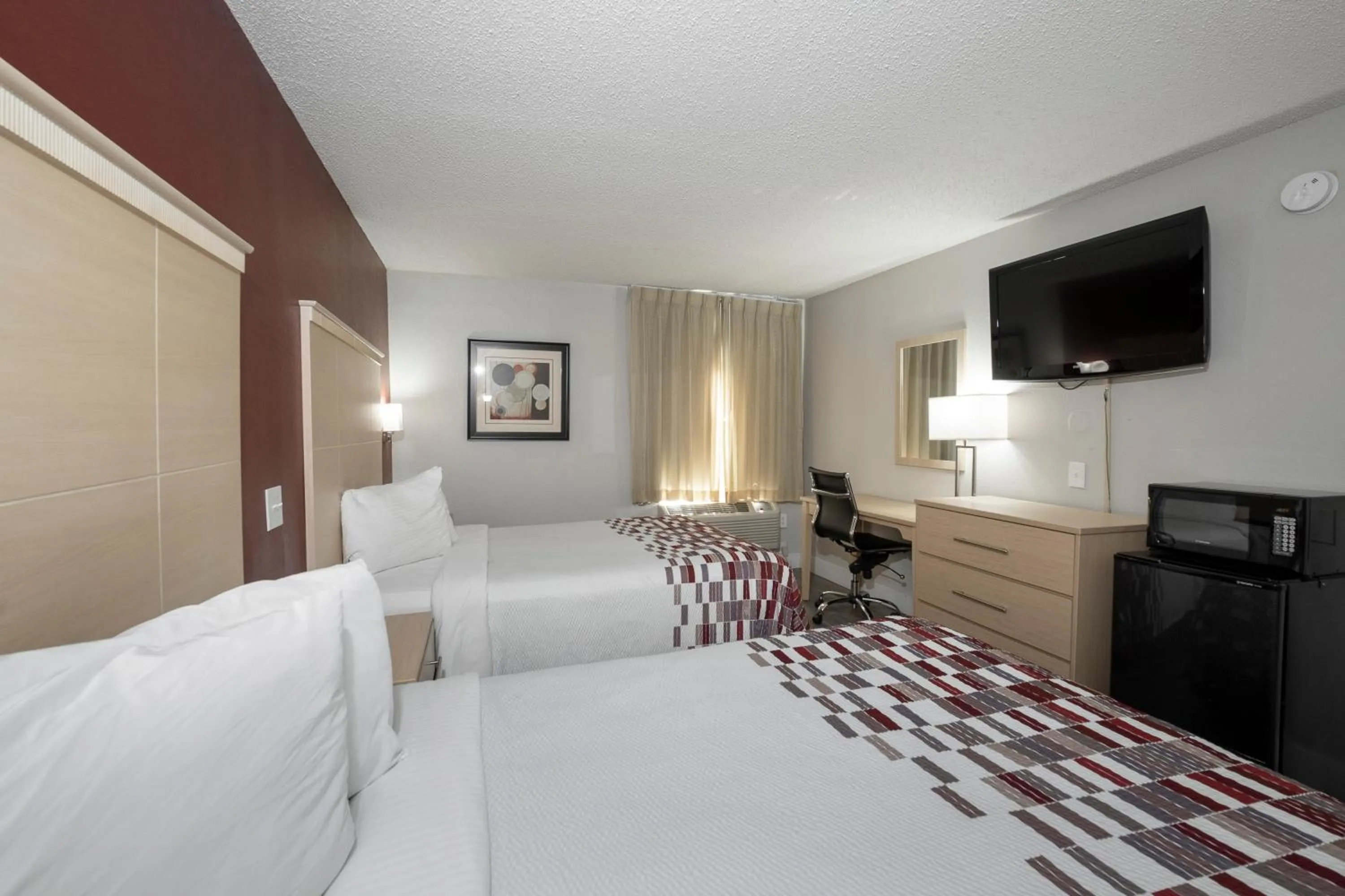 Photo of the whole room, Bed in Red Roof Inn Raleigh North-Crabtree Mall-Lenovo Center