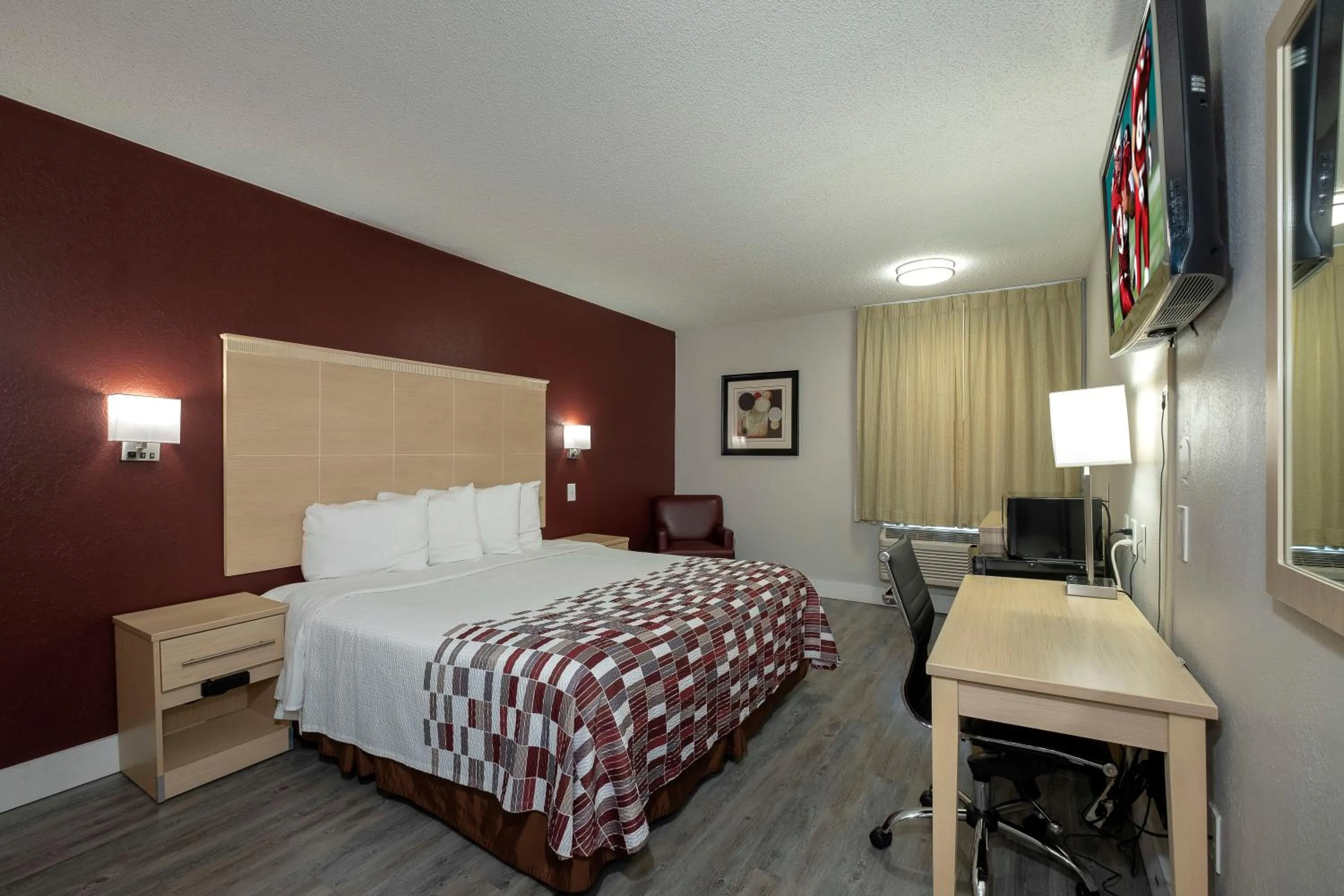 Photo of the whole room, Bed in Red Roof Inn Raleigh North-Crabtree Mall-Lenovo Center
