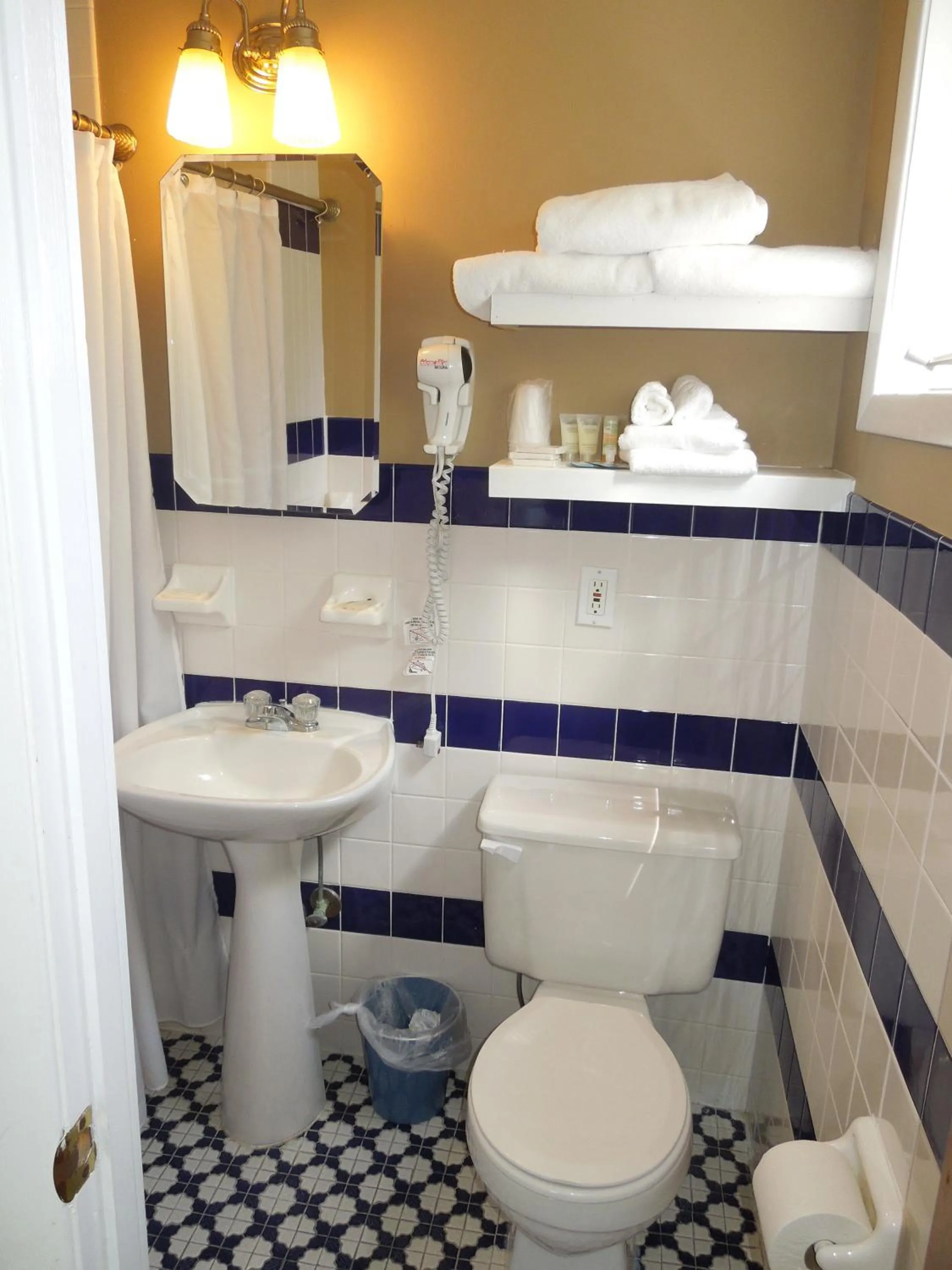 Queen Room with One Queen Bed in Hamlet Inn