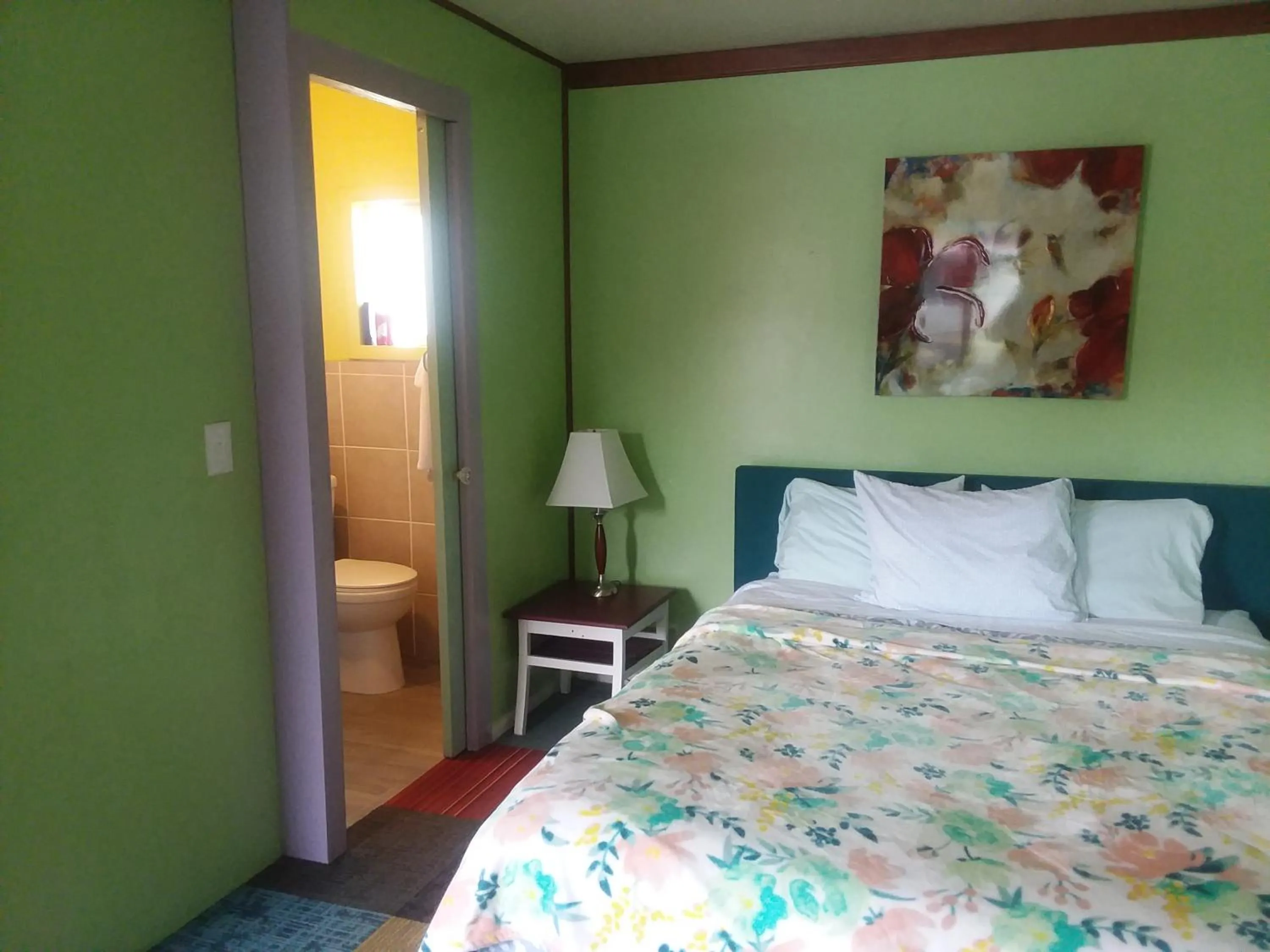 Bedroom, Bed in Shiny Motel