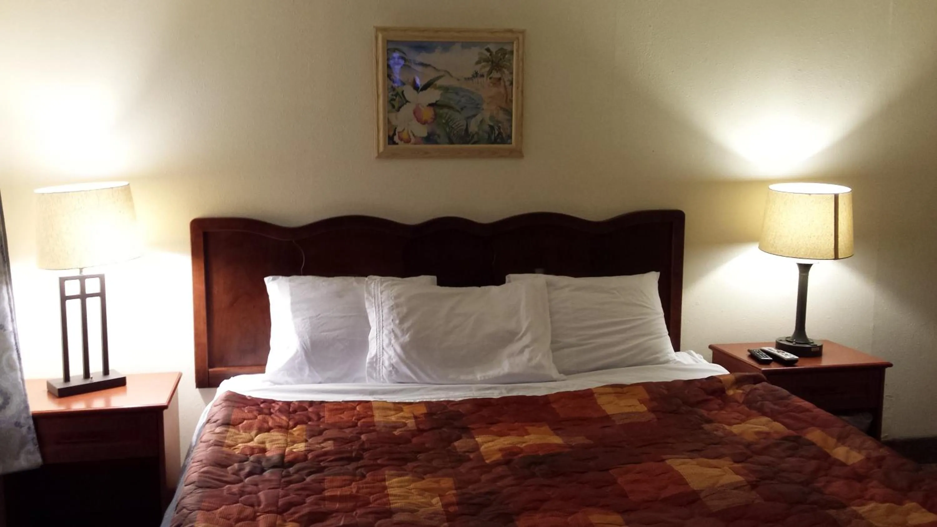 Bedroom, Bed in Shiny Motel