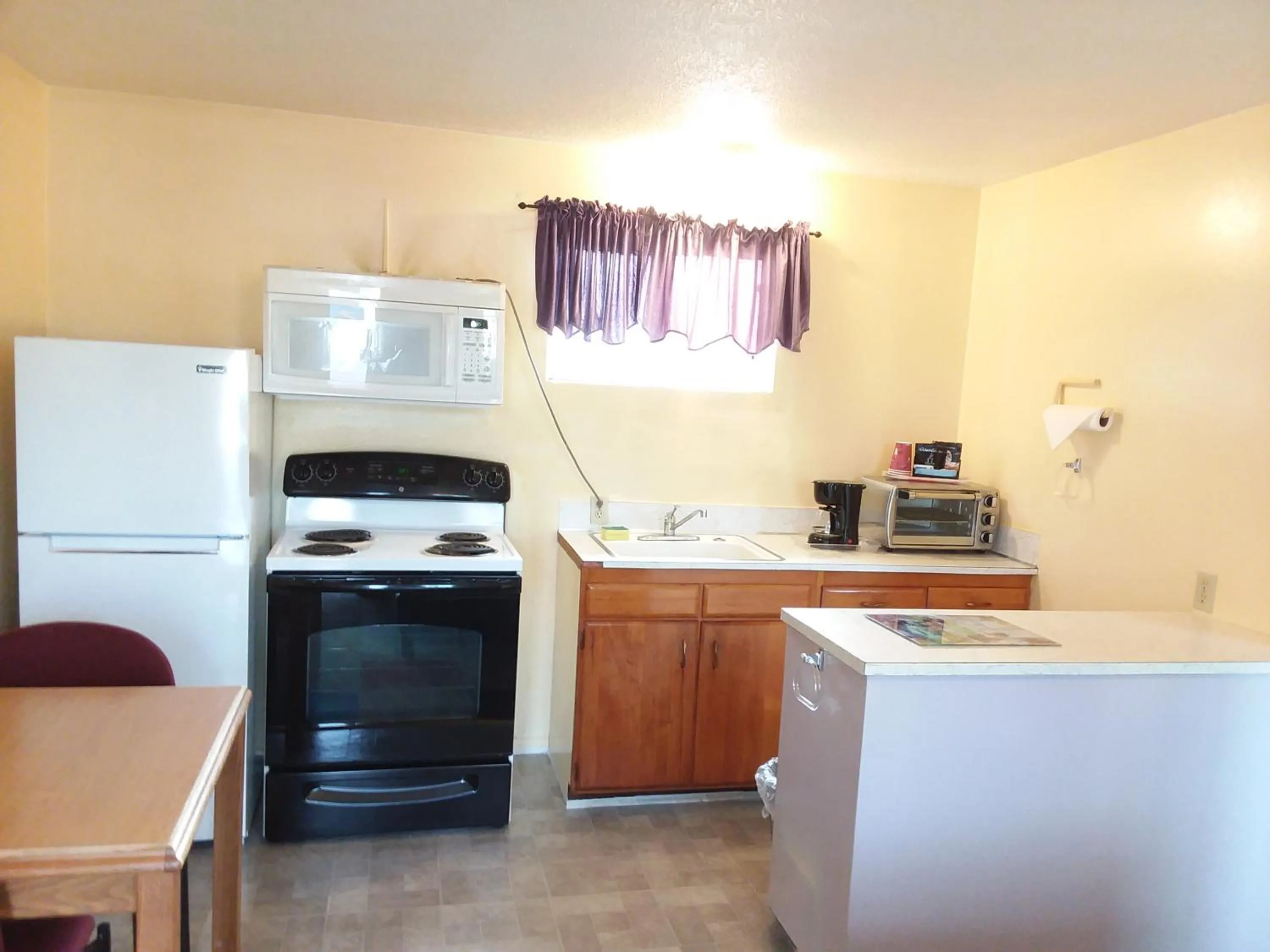 Kitchen or kitchenette in Shiny Motel