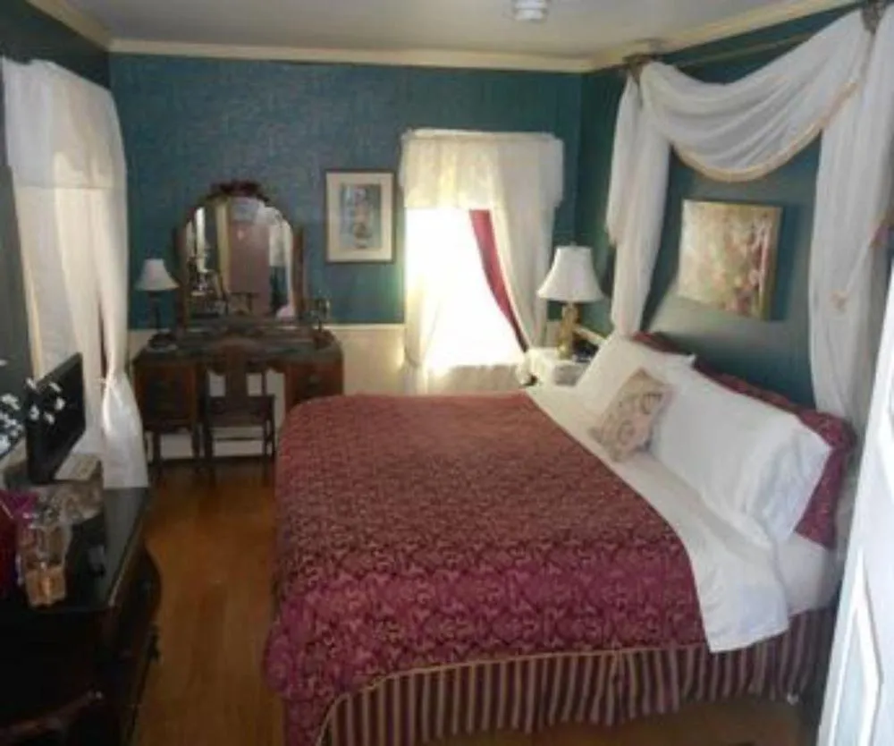 Bedroom, Bed in Artful Lodger