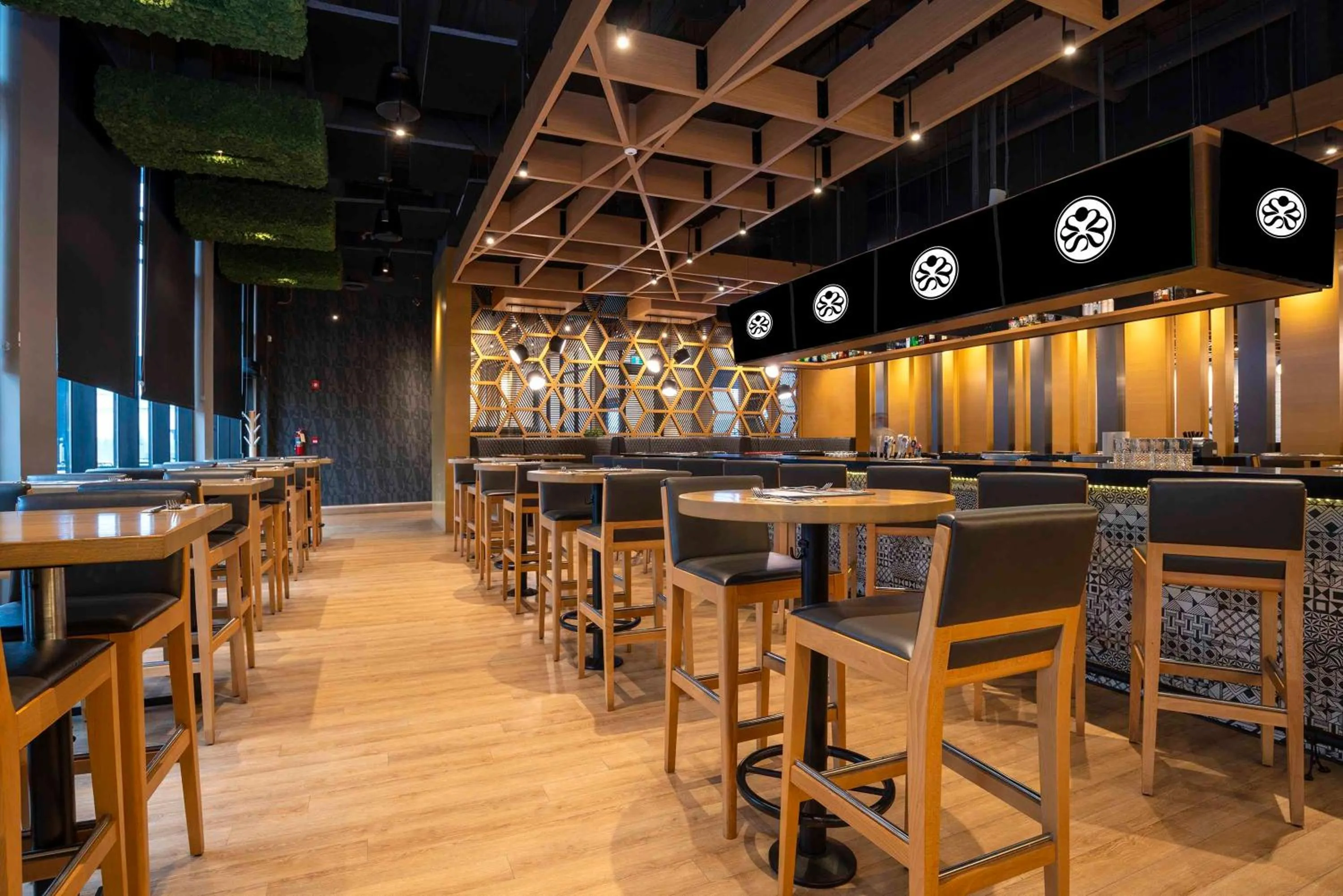 Lounge or bar in Sandman Signature St. John's Hotel