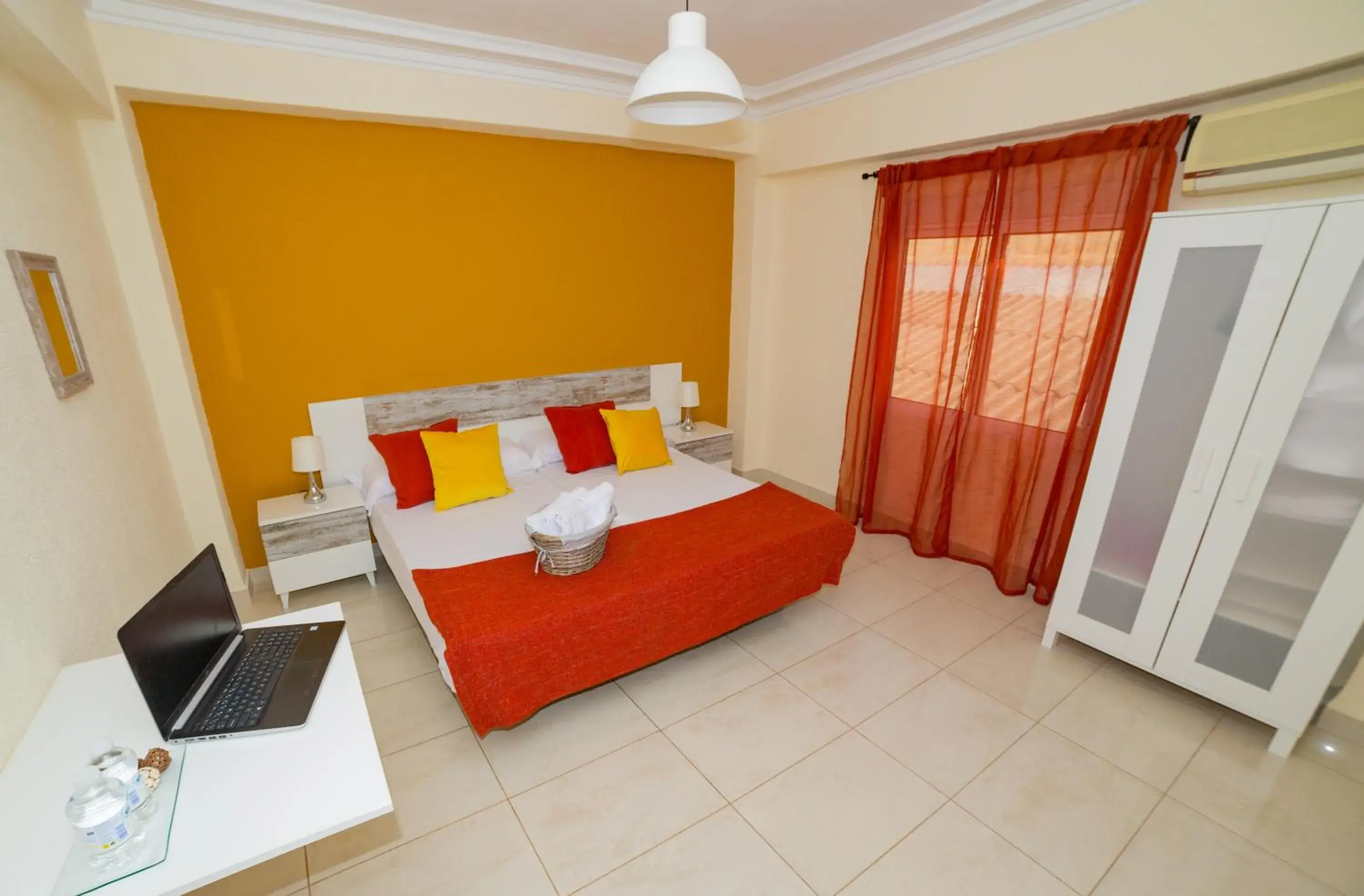 Standard Twin Room with Shared Bathroom in Old Town Alicante Standard Twin Room with Shared Bathroom in Old Town Alicante