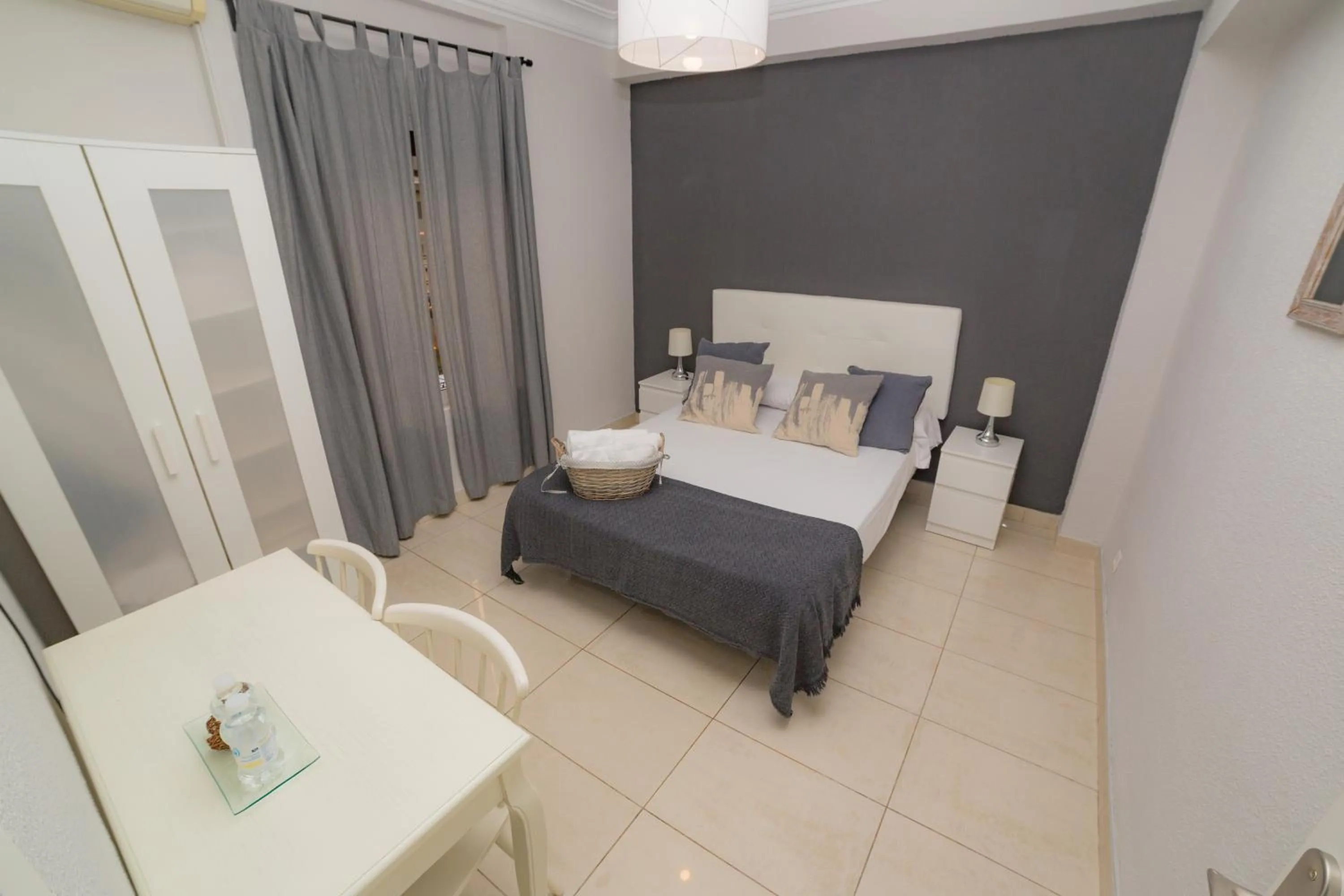 Photo of the whole room, Bed in Old Town Alicante