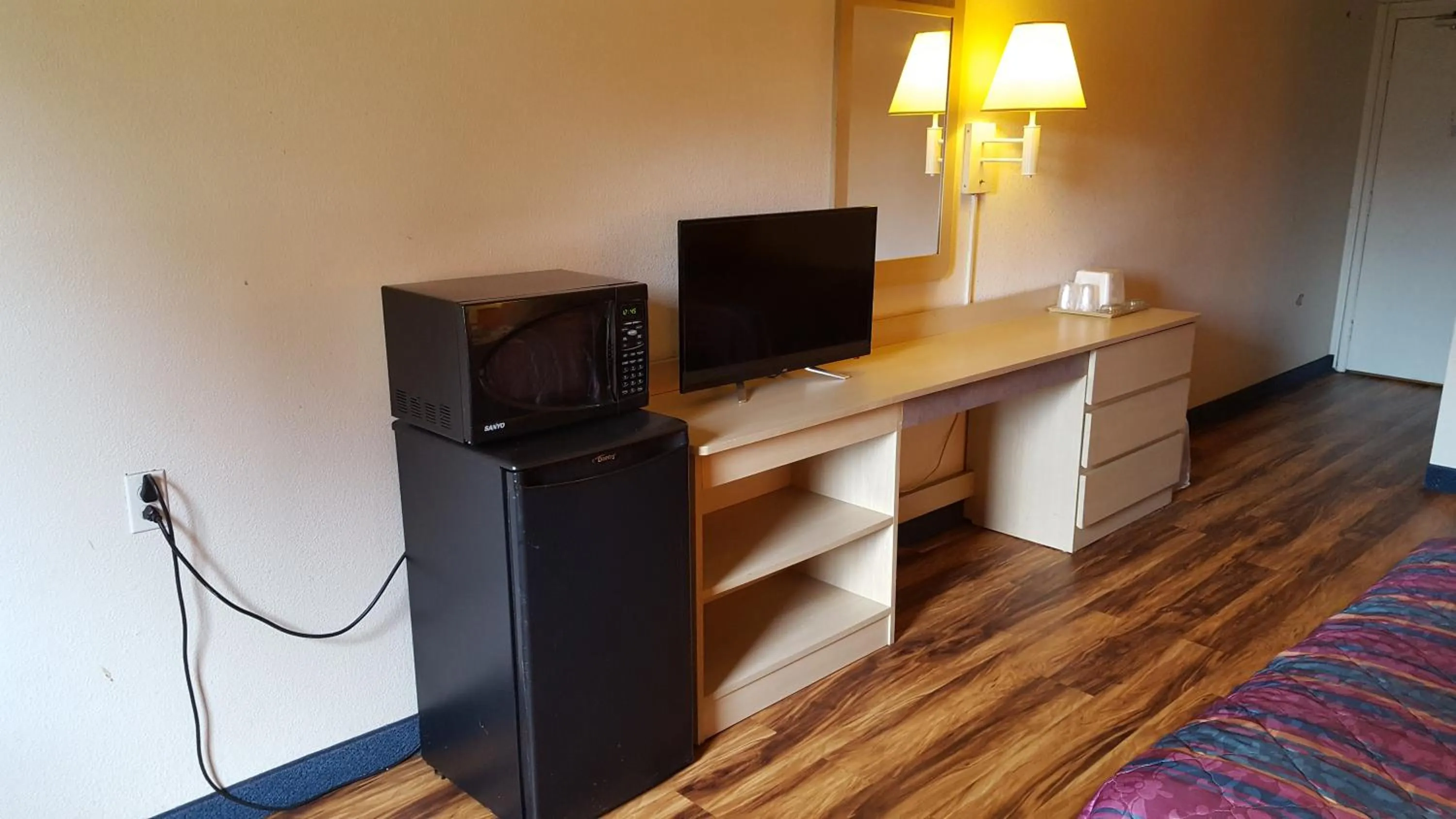 TV and multimedia in Red Carpet Inn