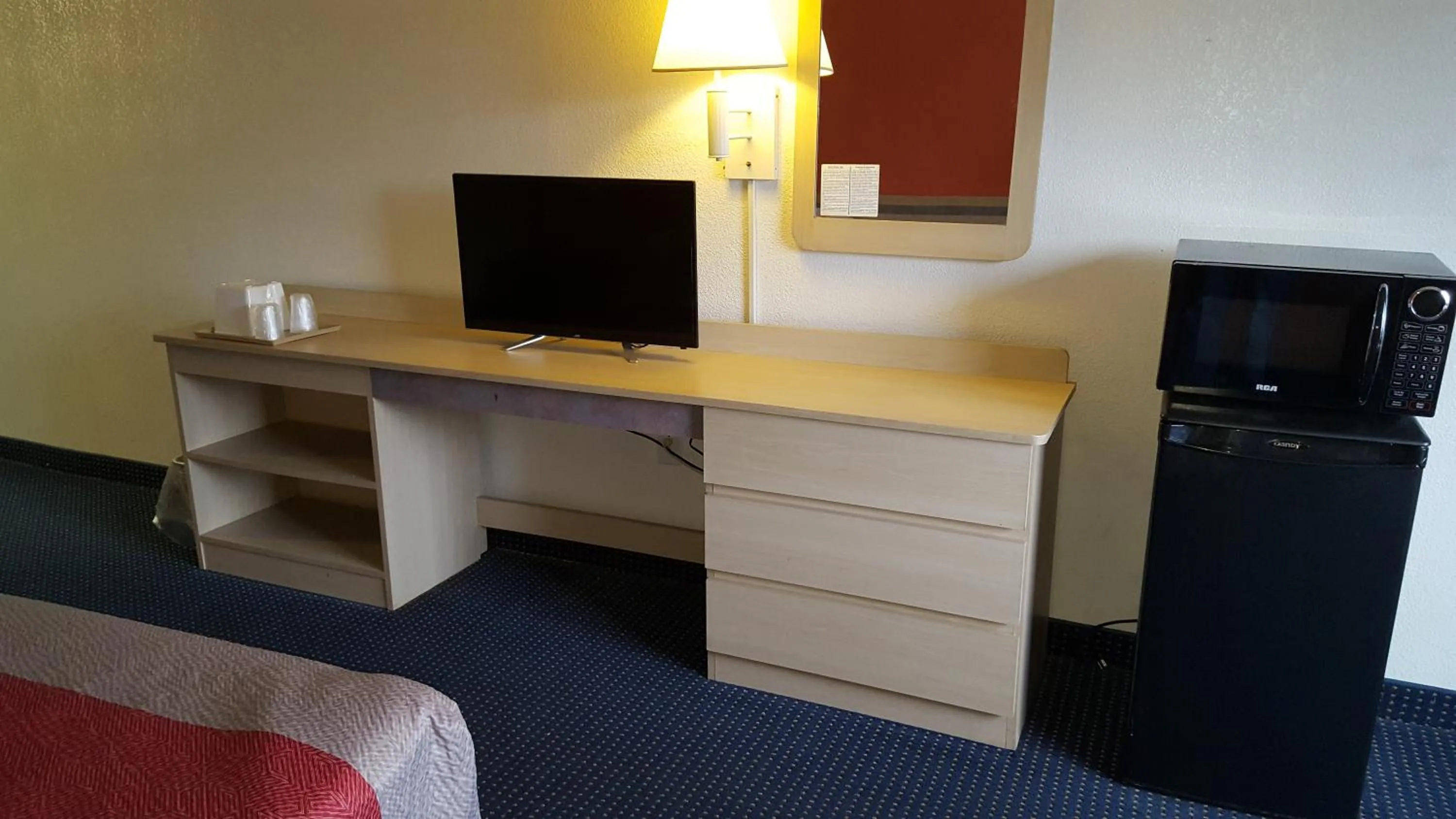 TV and multimedia in Red Carpet Inn