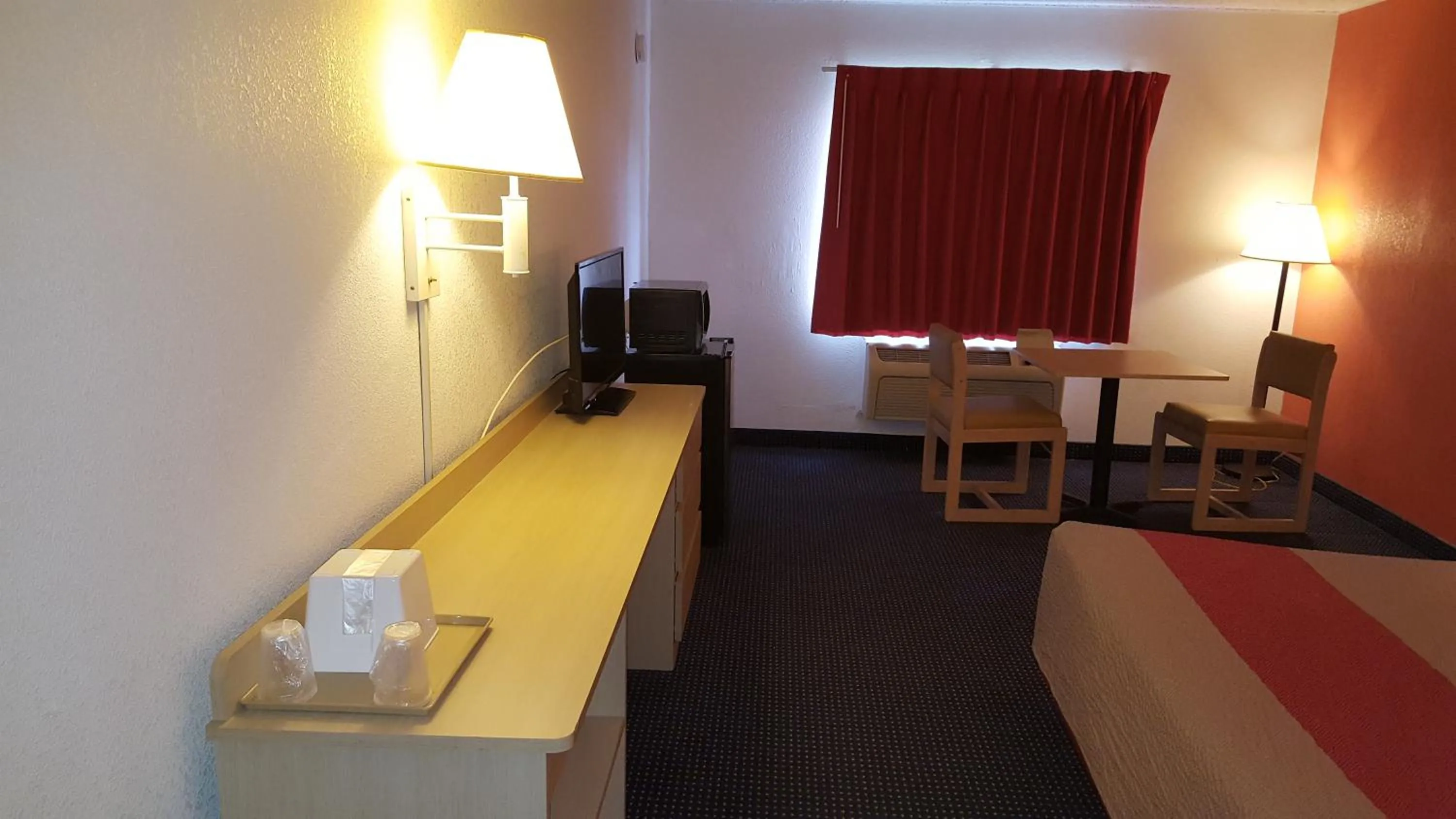 hair dresser, Bed in Red Carpet Inn