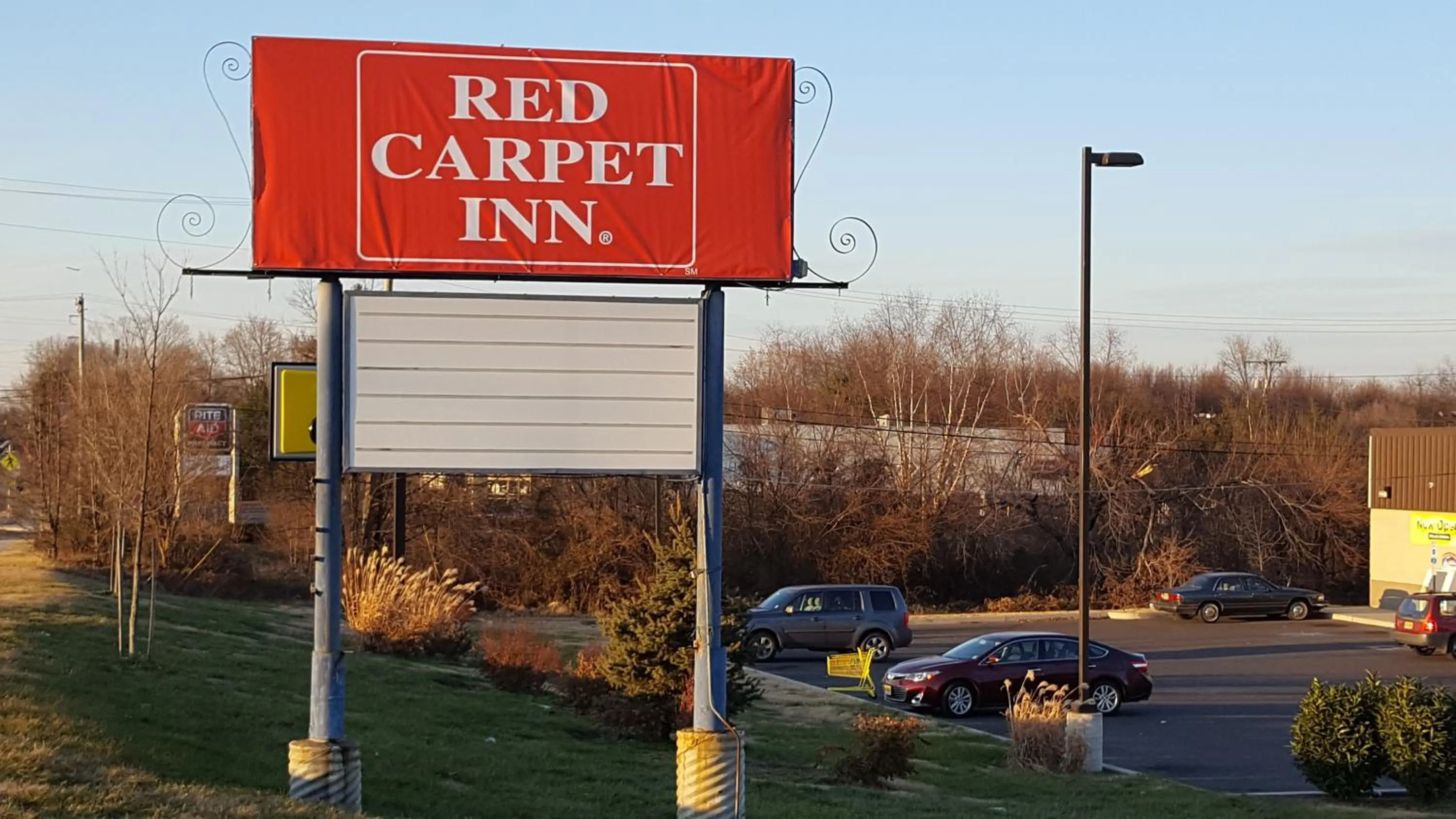 Logo/Certificate/Sign in Red Carpet Inn