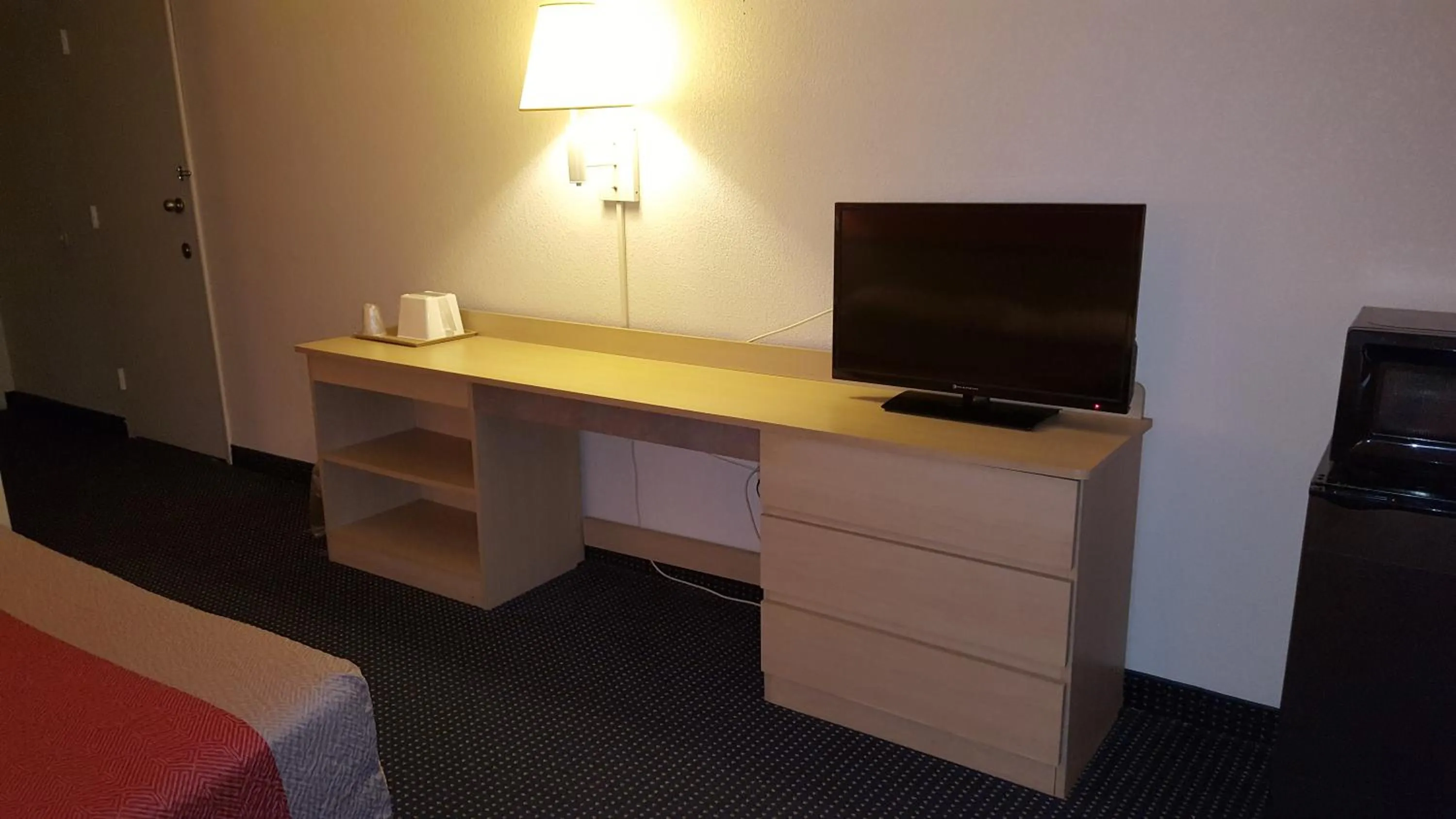 TV and multimedia in Red Carpet Inn