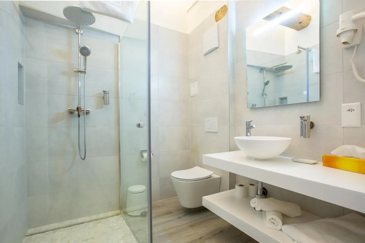 Shower in Auberge des Grands Bois