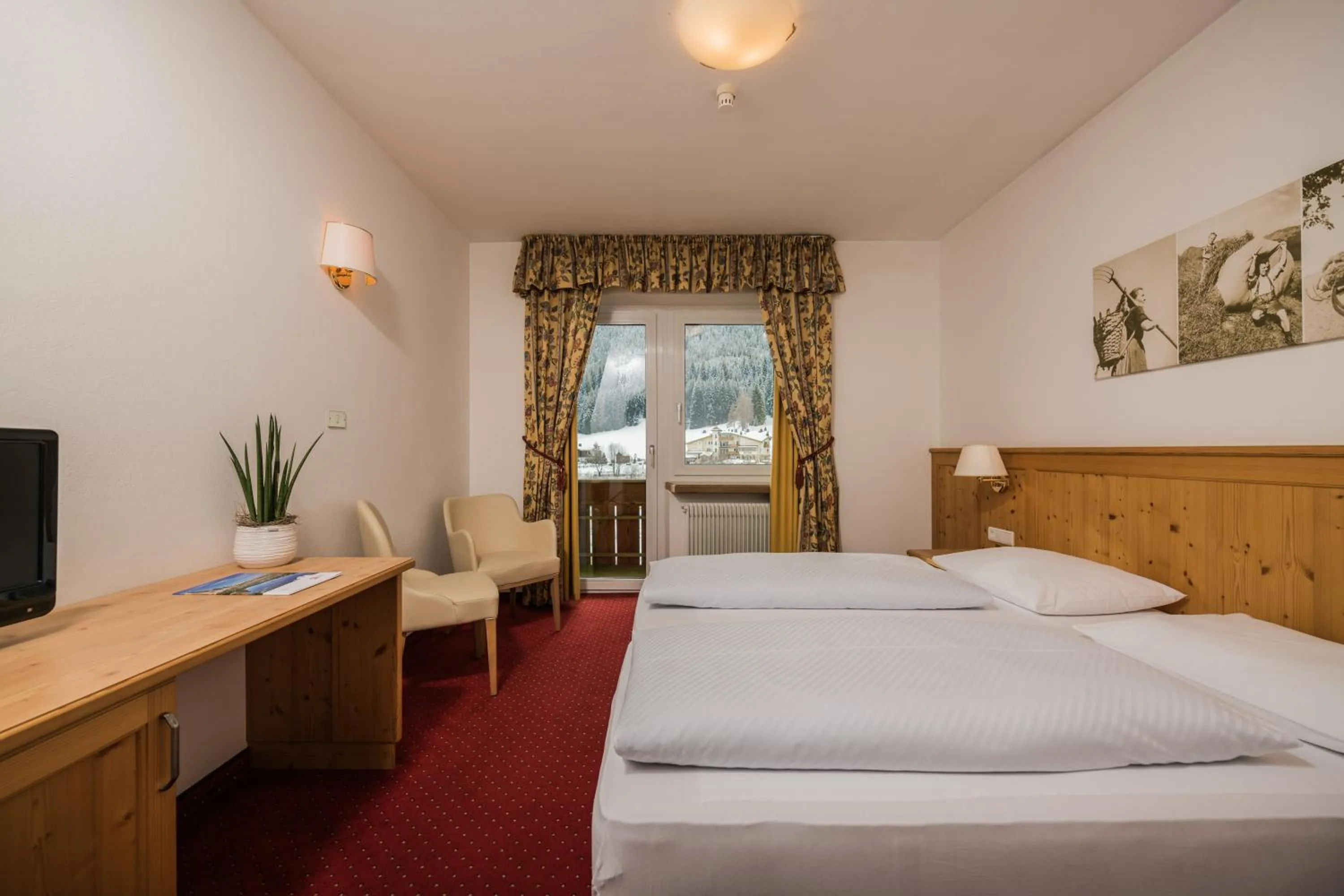 Mountain view, Bed in Hotel Waldheim