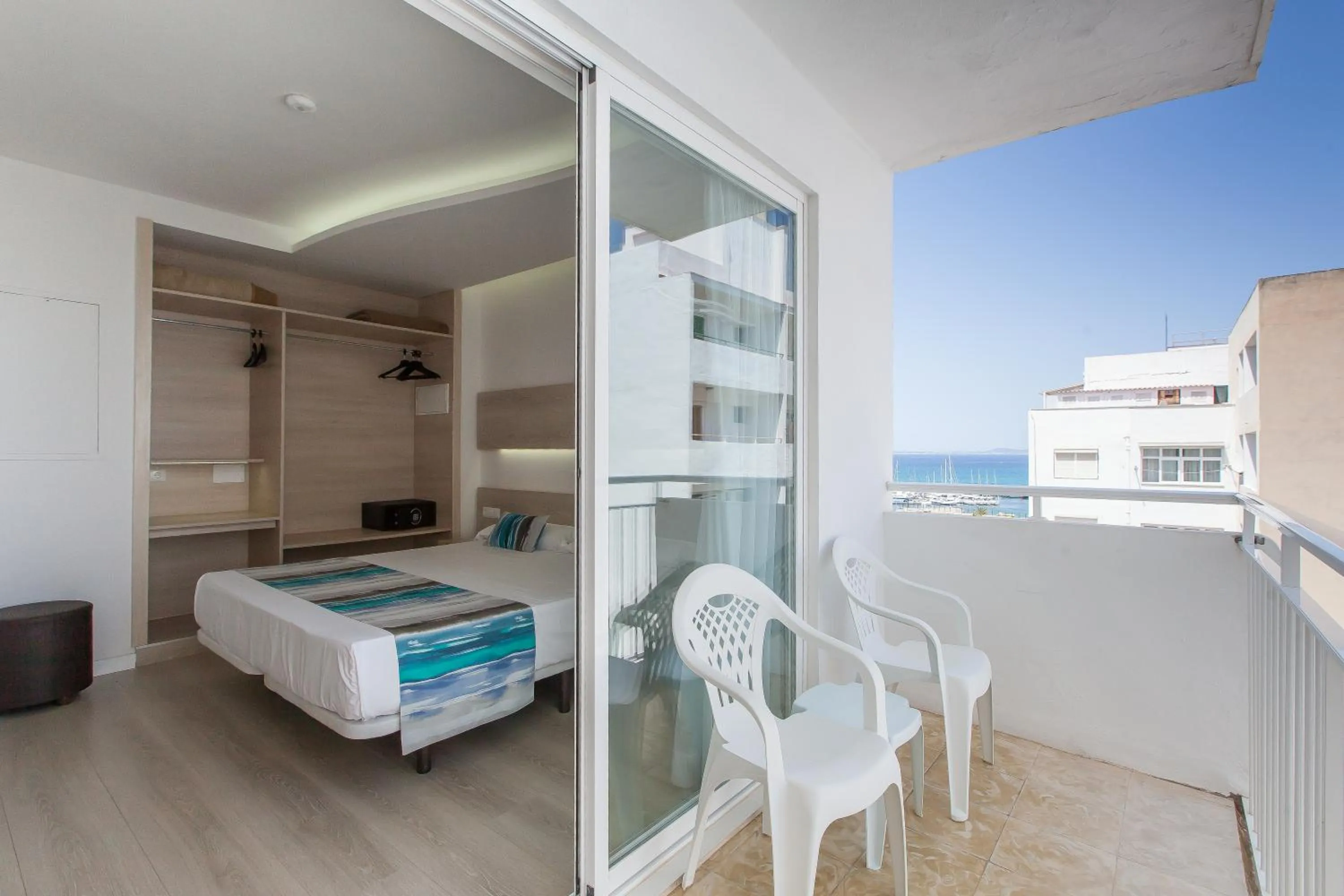 Balcony/Terrace, Bed in Hotel Gracia