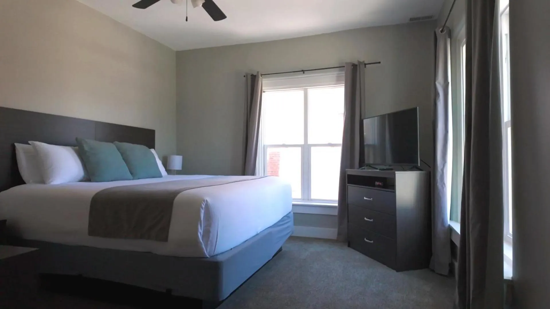 Bedroom, Bed in The Continental Hotel