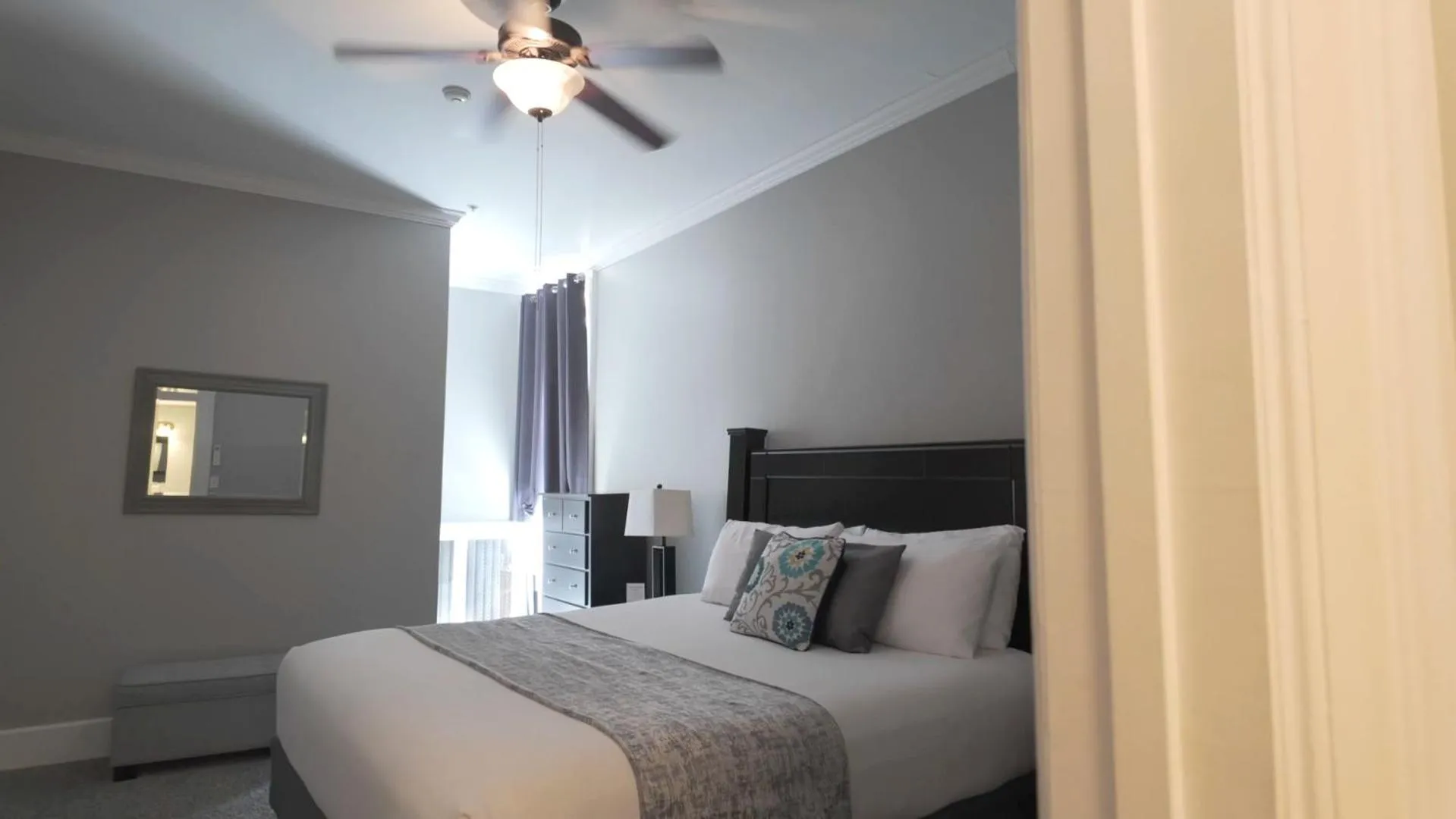 Bedroom, Bed in The Continental Hotel