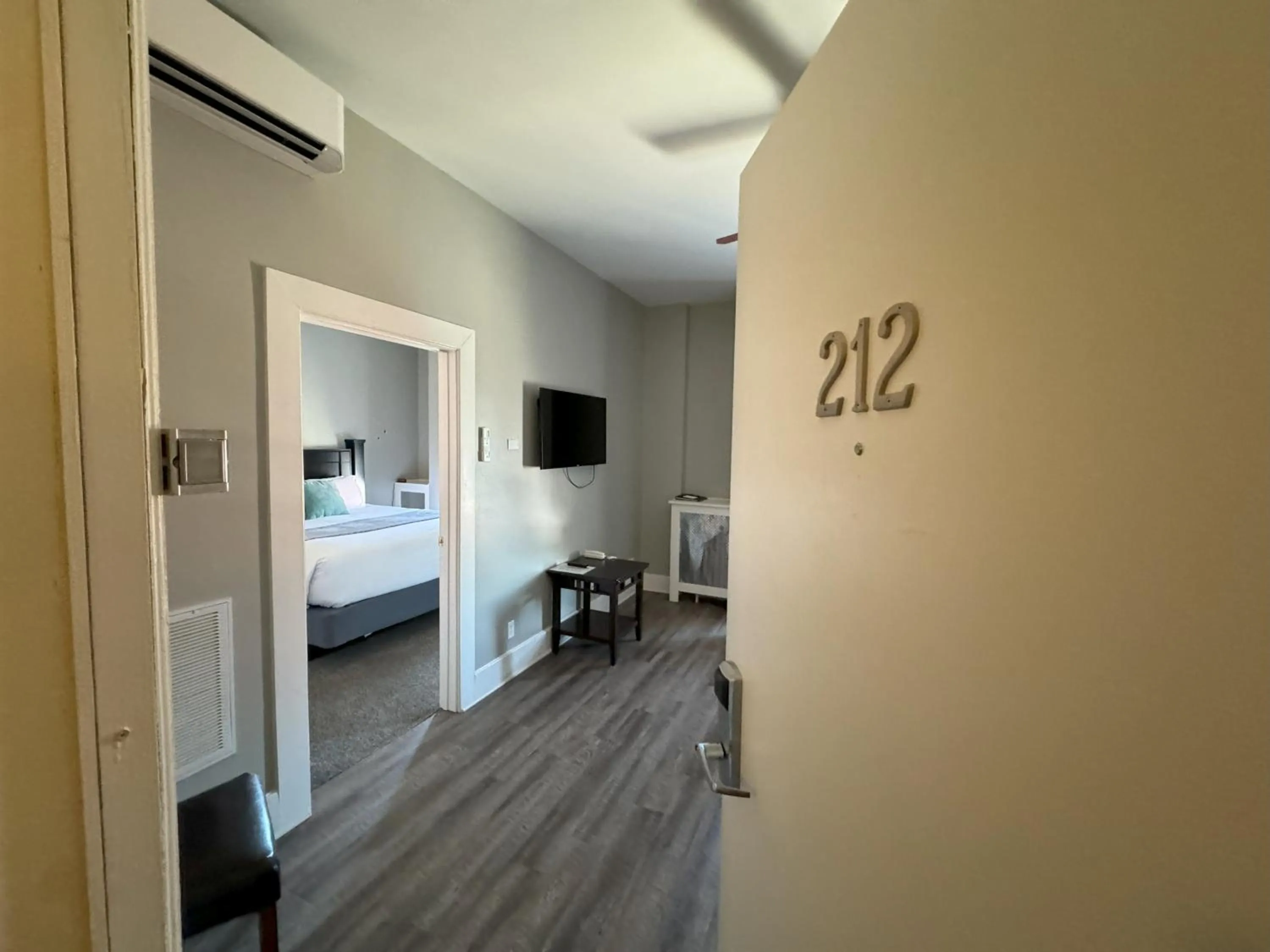 Photo of the whole room, Bed in The Continental Hotel