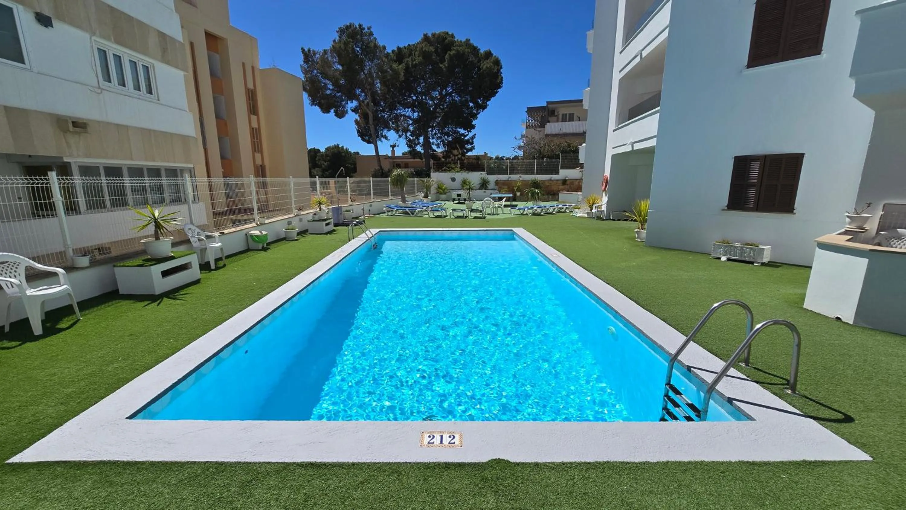 Swimming pool in Marina Palmanova Apartamentos